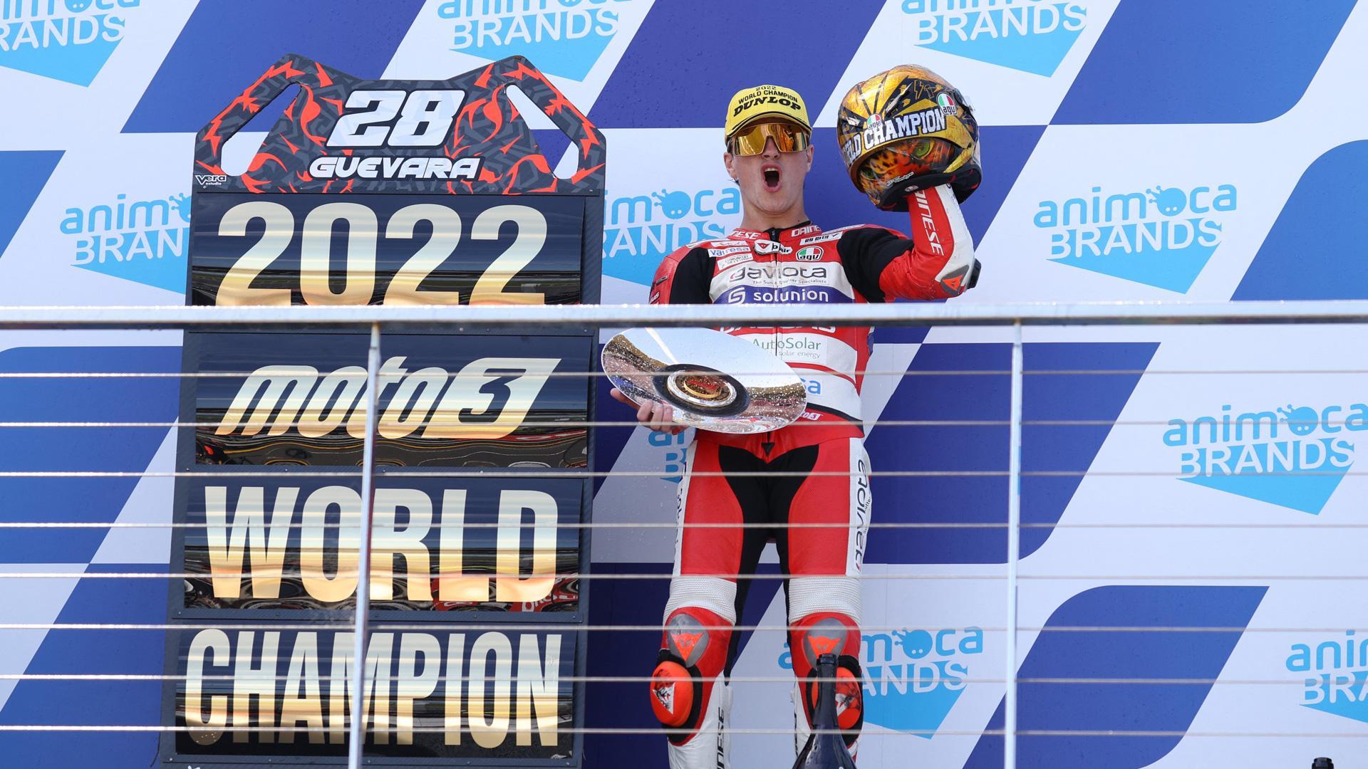 El piloto español Izan Guevara celebra el título de Campeón del Mundo de Moto3