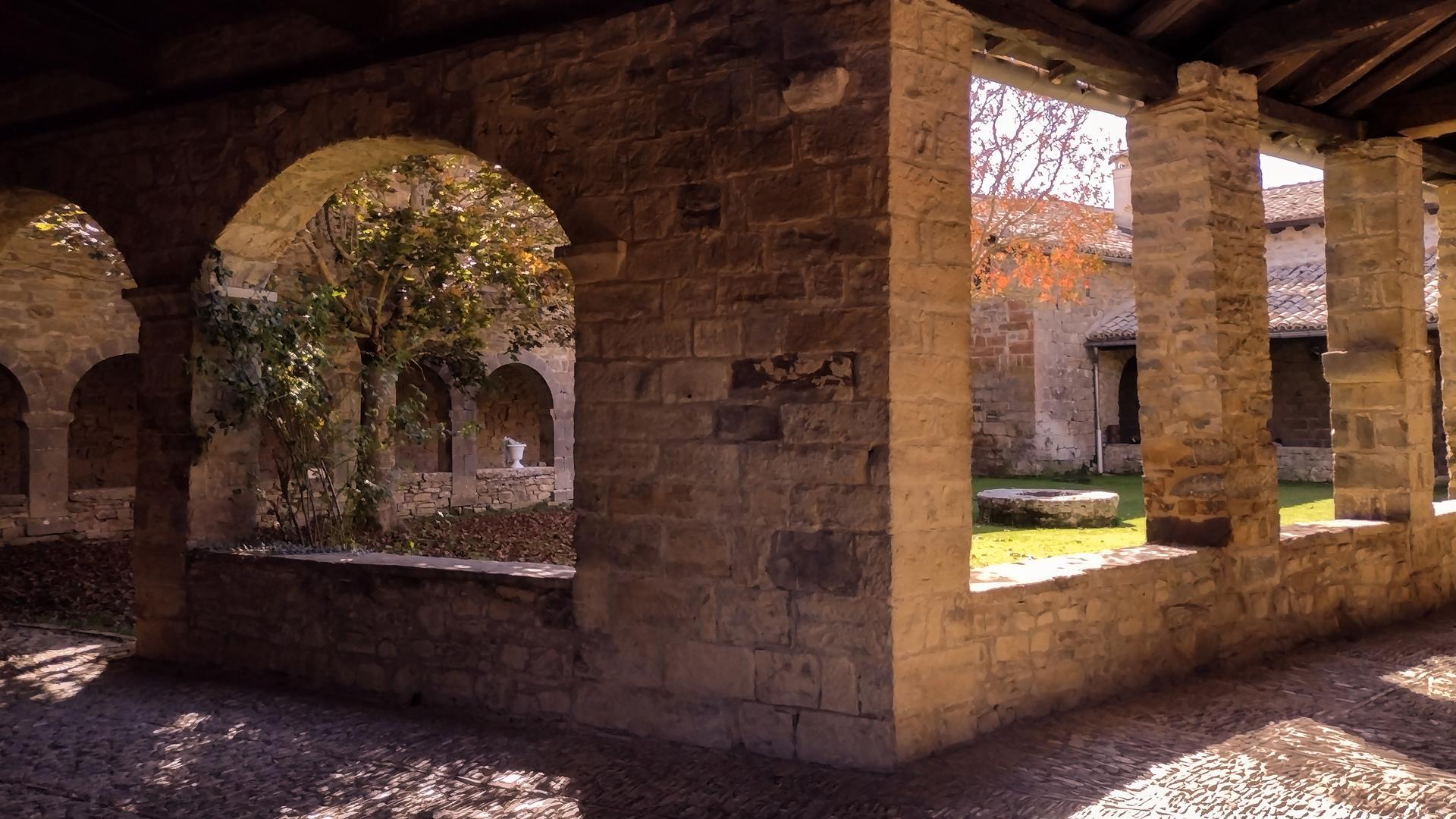 Claustro del monasterio de Santa Fe, situado en el término de Epároz, en el valle de Urraúl Alto