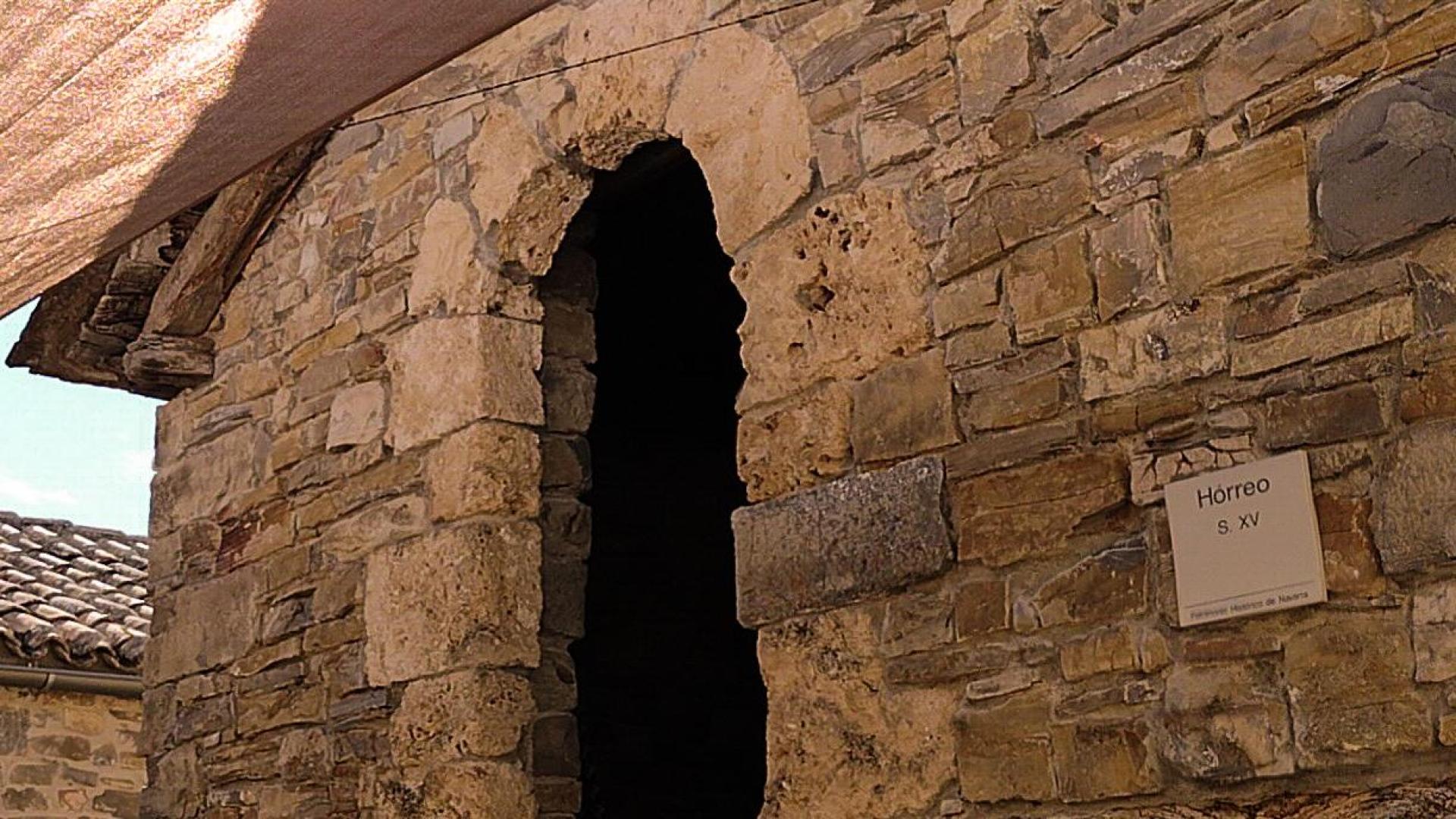 Hórreo del siglo XV, situado en el término de Epároz, en el valle de Urraúl Alto