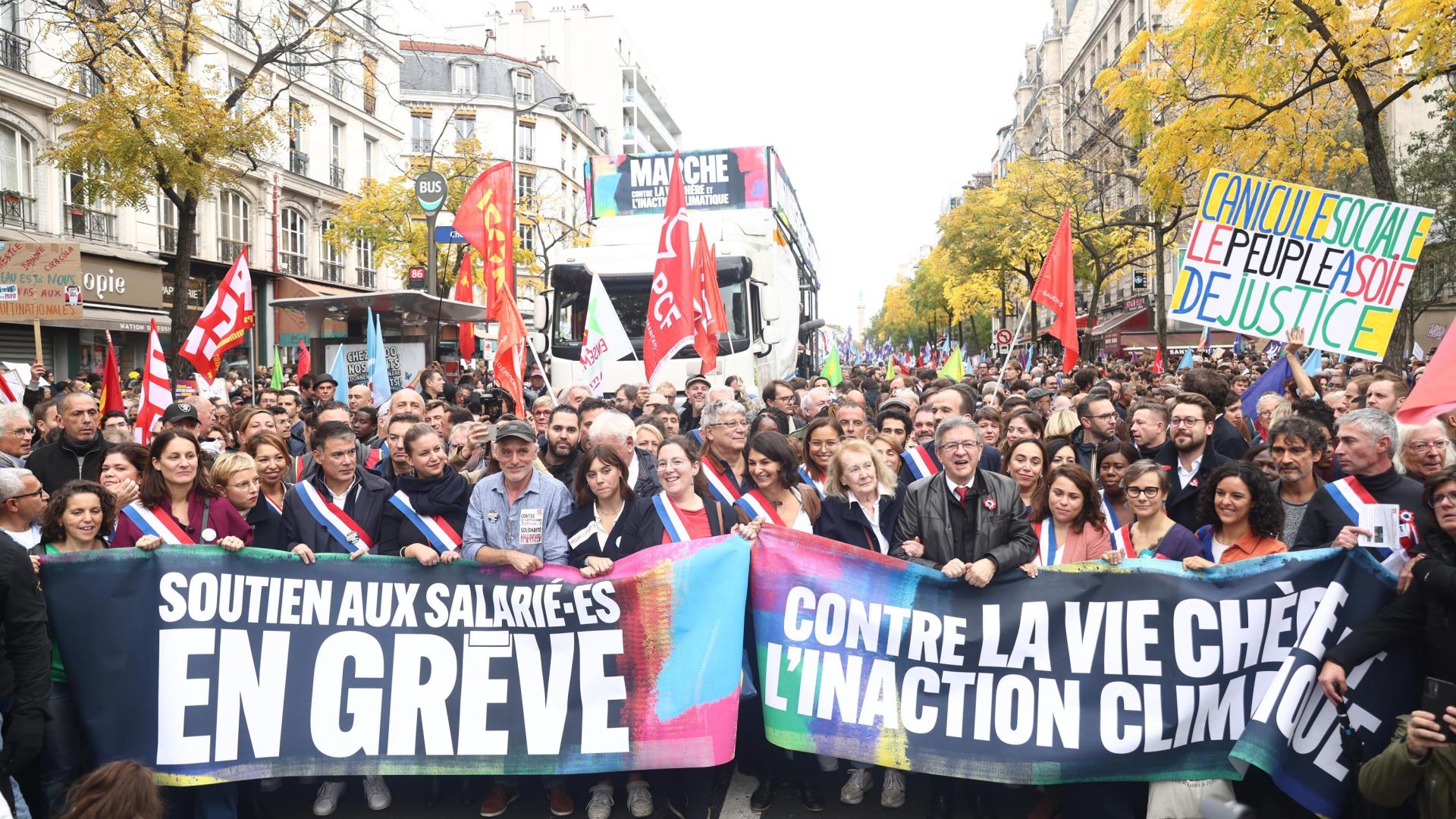 Protesta en París organizada por la Francia Insumisa (LFI) de Jean-Luc Mélenchon y apoyada por el resto de fuerzas de izquierdas y por personalidades como la premio Nobel de Literatura Annie Érnaux