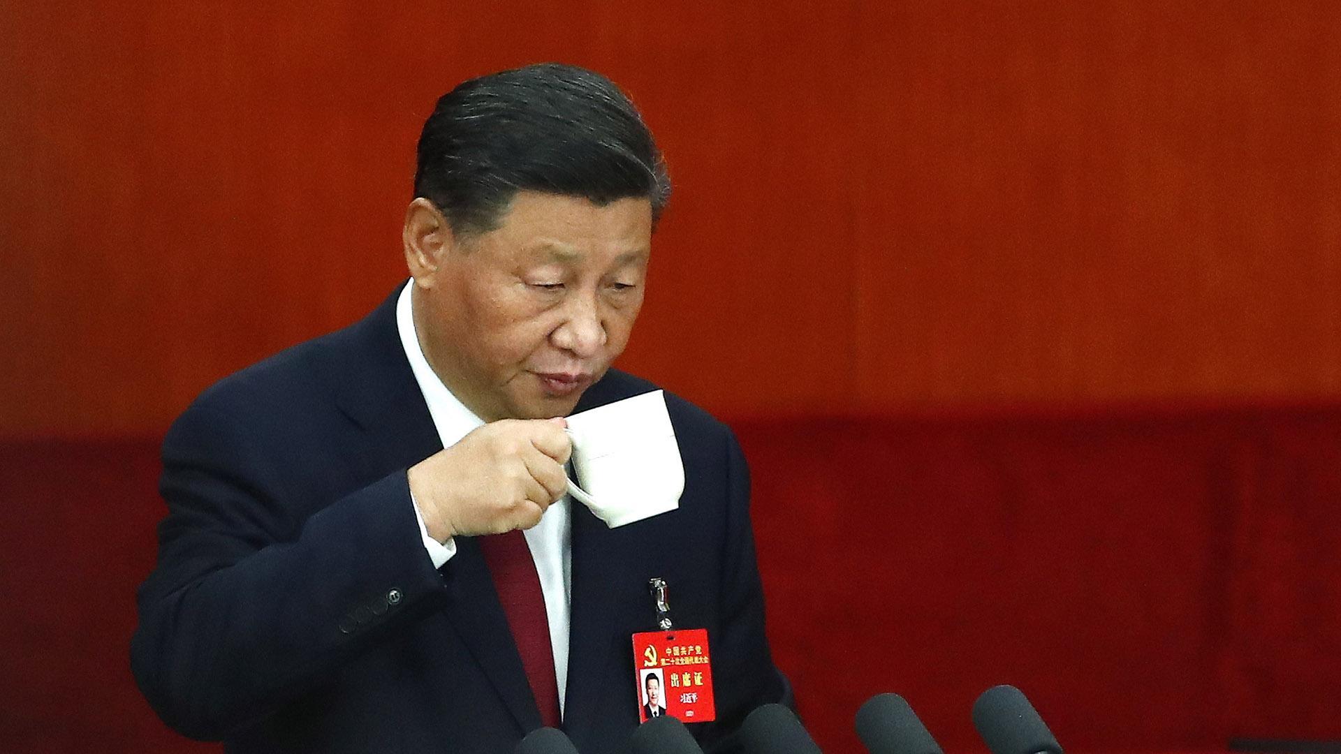 El presidente chino, Xi Jinping, bebe una infusión durante la ceremonia de apertura del 20º Congreso Nacional del Partido Comunista de China