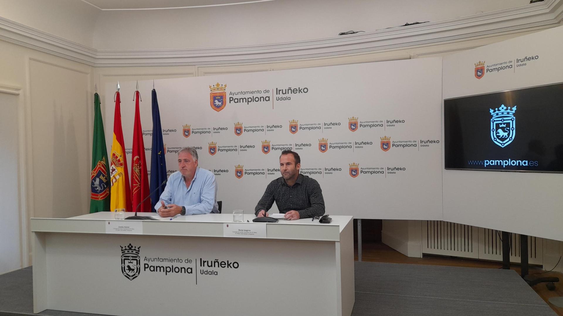 El portavoz de EH Bildu en Pamplona, Joseba Asiron, y el edil Borja Izagirre en la rueda de prensa.