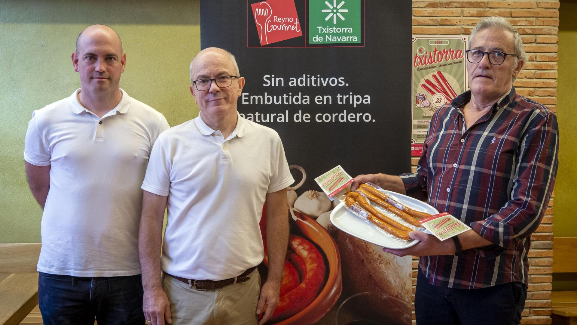 Luis Zuazu, Javier Prados y Santiago Molinero durante la presentación de la nueva edición del Concurso Navarro de Chistorra