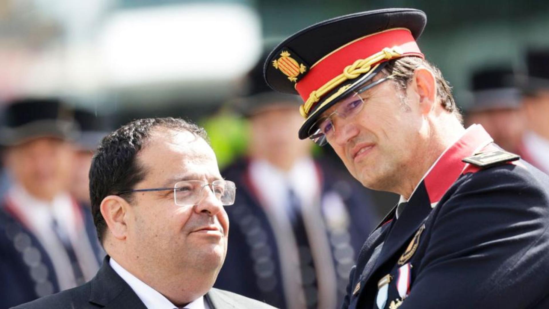 El consejero catalán de Interior, Joan Ignasi Elena, con el comisario Josep Maria Estela