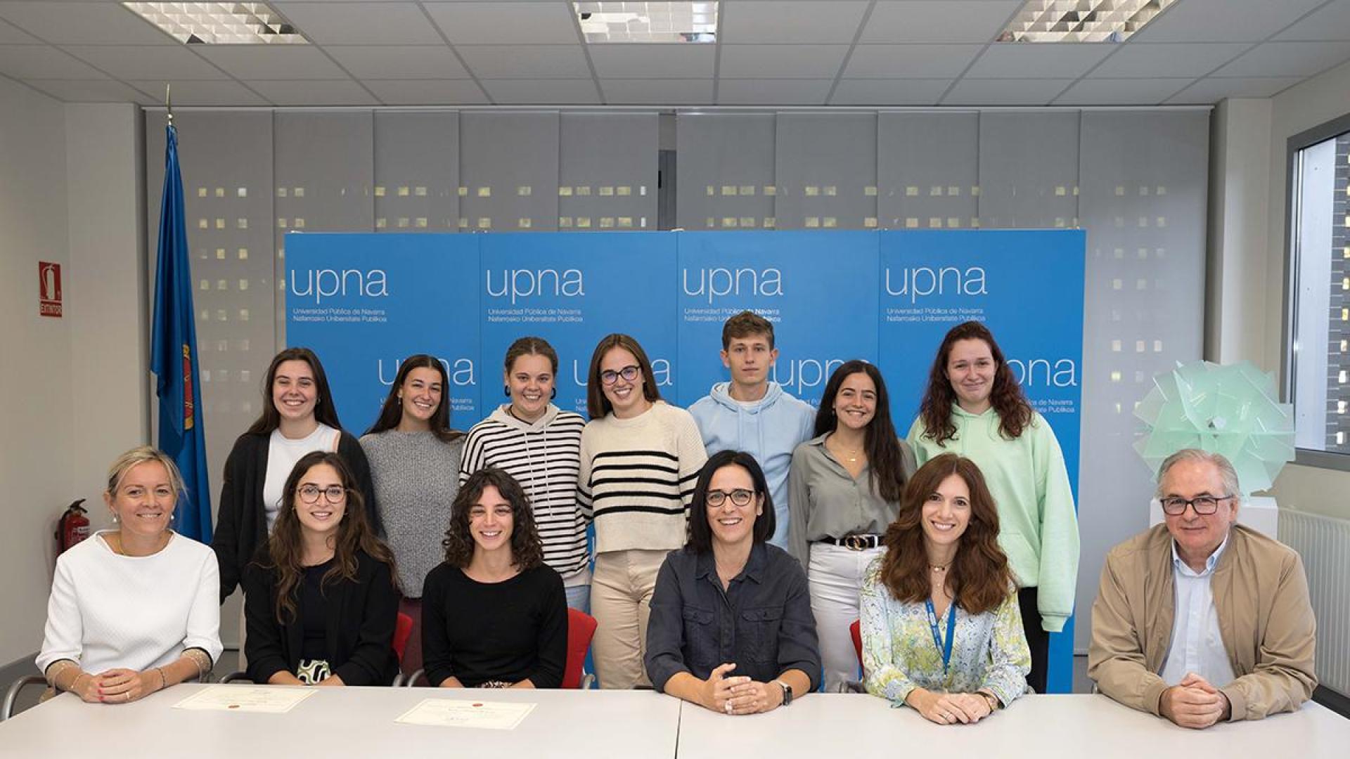 Finalistas, asistentes al acto y jurado del premio del Grado en Fisioterapia. En primer término, de izda. a dcha., Ana Bays (jurado), Arrate Herrero y Andrea Ibáñez (finalistas), Leticia San Martín (ponente invitada), María Ortega (jurado) y José Ignacio Niubo (profesor). En segundo término, asistentes al acto de entrega de premios