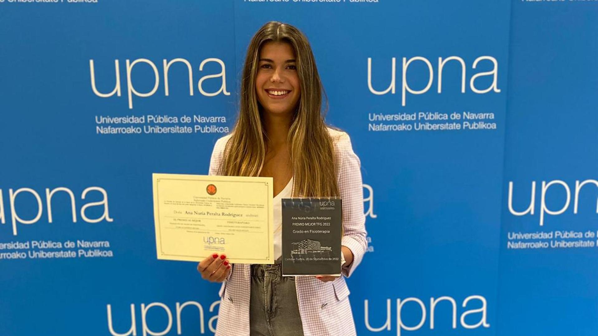 Ana Nuria Peralta, ganadora del premio TFG en Fisioterapia, posa con su diploma y galardón