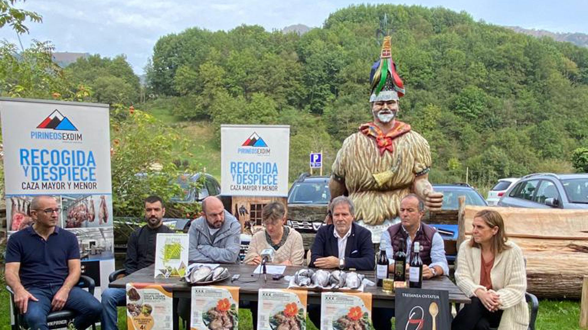 De izquierda a derecha, Fausto Prieto (Productos Artesanos Errotazar); Oskar Martínez (Restaurante Tresanea); Rubén Gárate (Restaurante Olari); Belén Urrutia (Restaurante Elbeteko Posada); Carlos Leceaga (Pirineos Exdim); Koteto Ezkurra (Bodega Inurrieta); Lorea Luziriaga (Restaurante Donamaria’ko Benta) .
