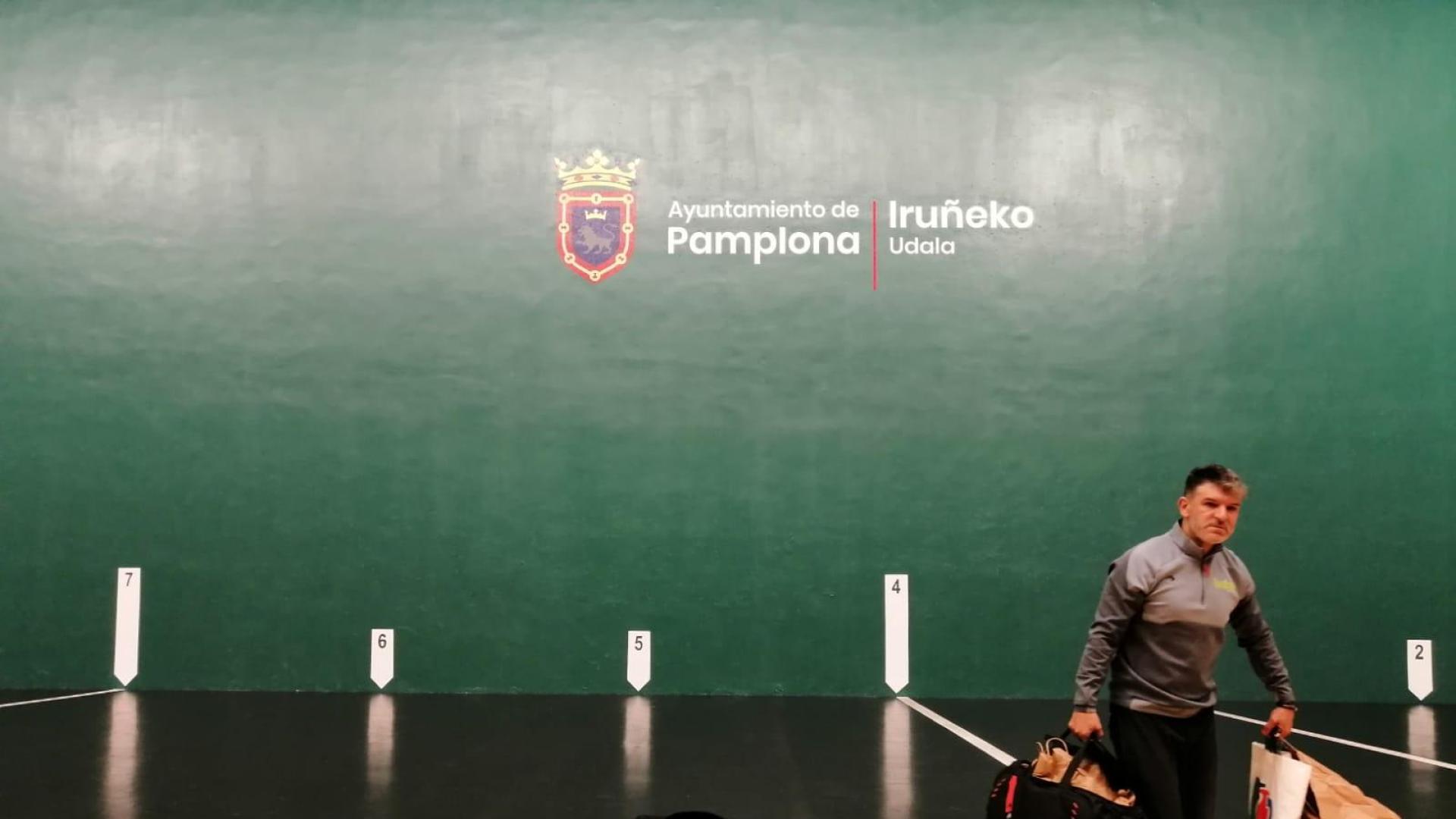 José Ángel Balanza recoge el material esta mañana en el Labrit.