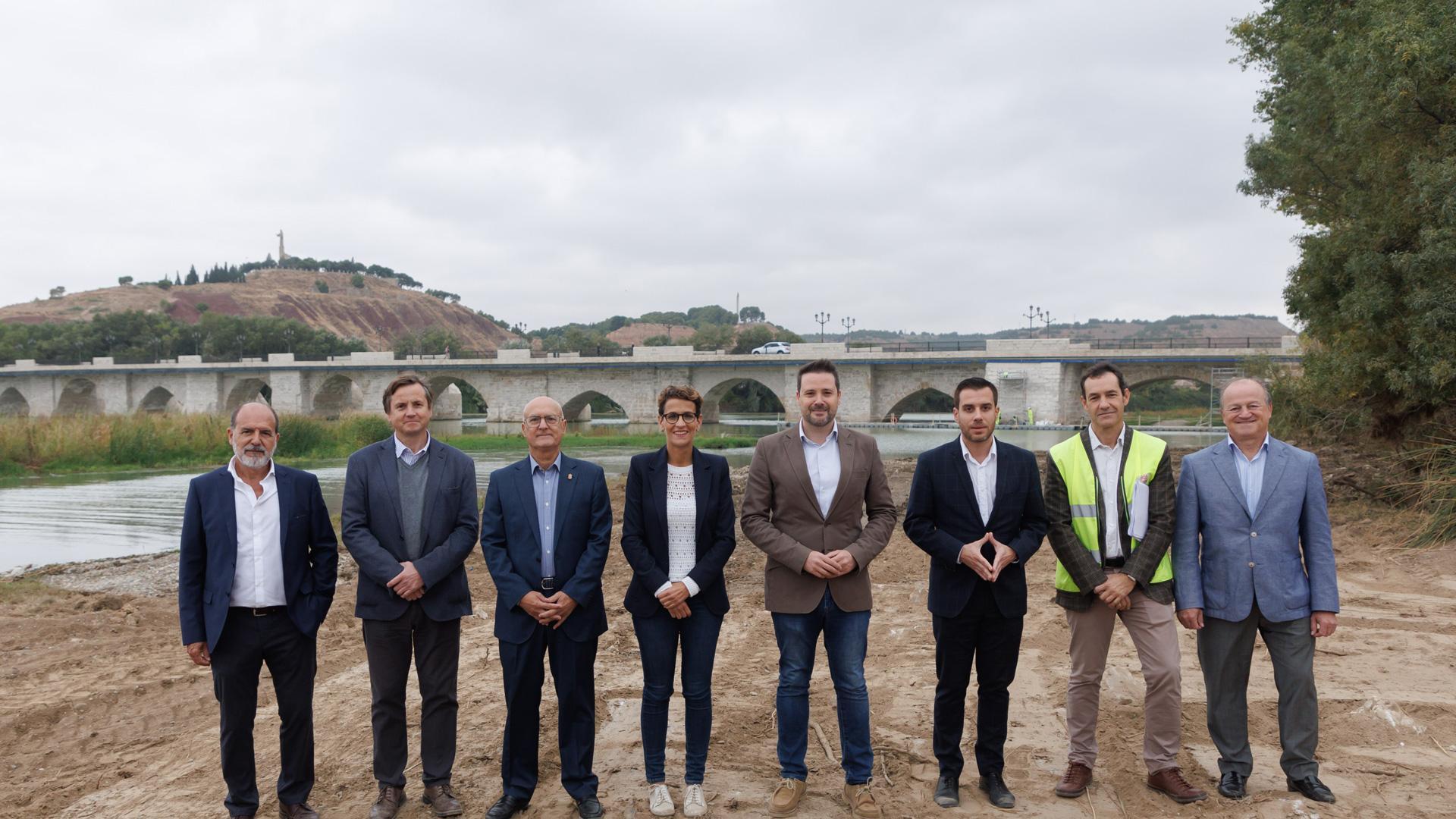 Visita al renovado puente sobre el río Ebro en Tudela. Pie de foto al final de la noticia.
