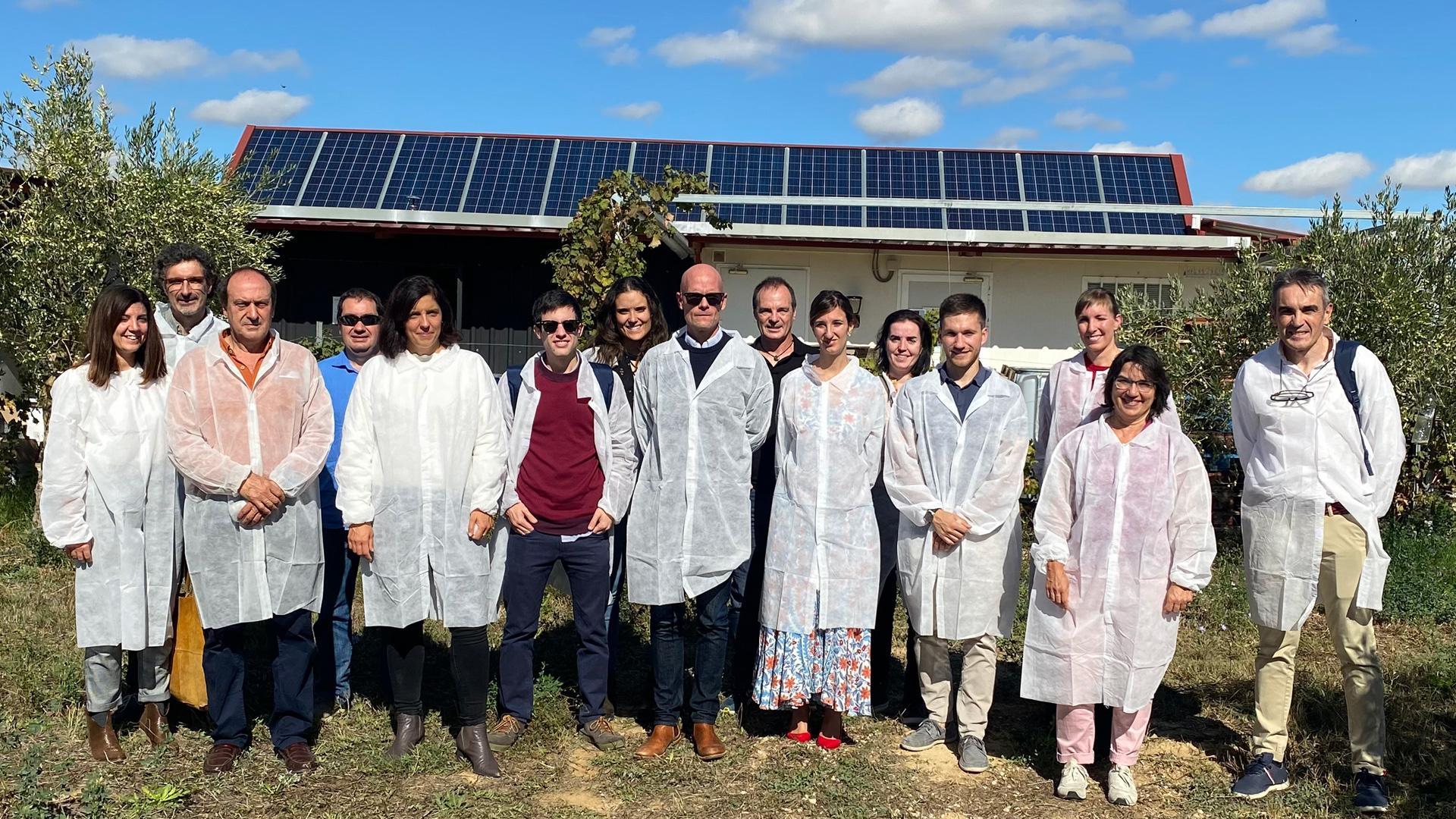 Miembros del proyecto Biofood en las instalaciones de Biosasun, junto con la directora general de Industria, Uxue Itoiz, la directora del servicio de Proyectos estratégicos S4, Delia Sola, la técnica de CEIN, Bárbara Fernández de Manzanos y el responsable de Biosasun, Eusebio Gaínza