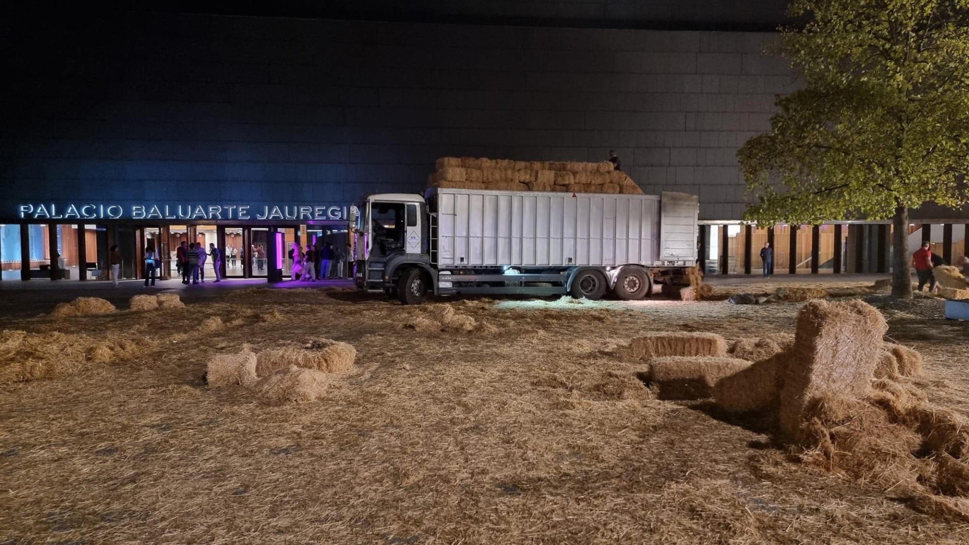 Retirada de pacas de la plaza de Baluarte