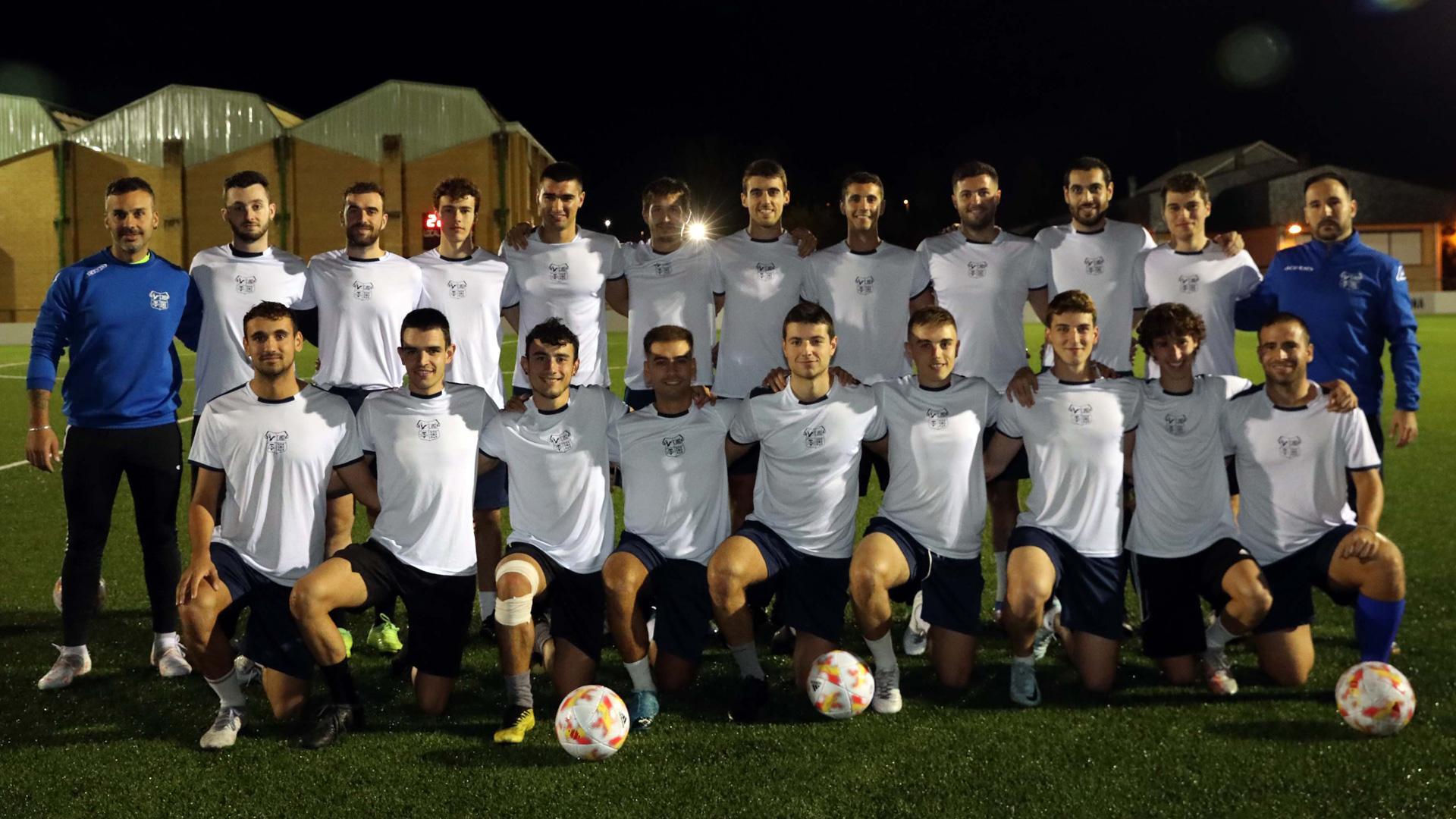 Los jugadores y el cuerpo técnico del Amigó se encuentran listos para hacer frente, por ahora, al partido más importante. El lunes entrenaron en Mutilva, campo sobre el que jugarán