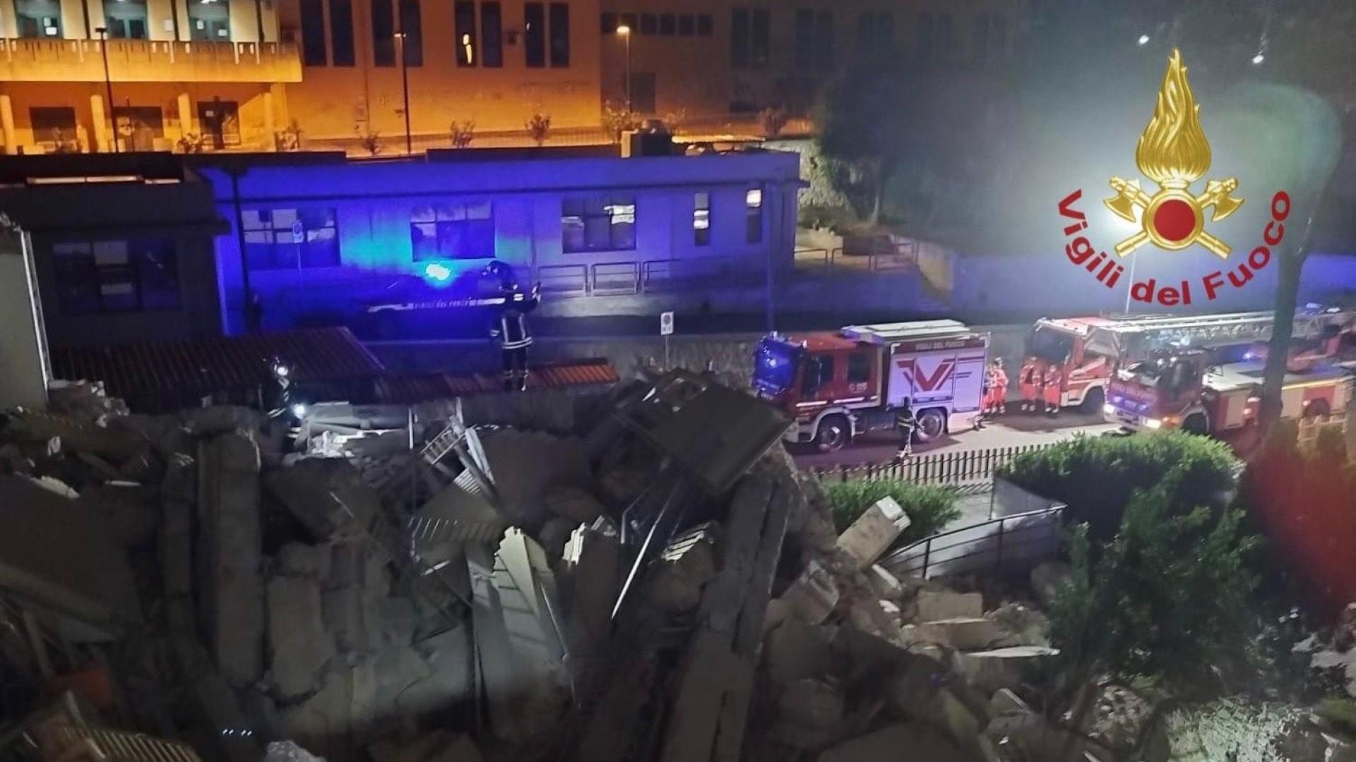 Bomberos de Cagliari inspeccionan la zona tras el derrumbe del Aula Magna de la universidad de la ciudad.