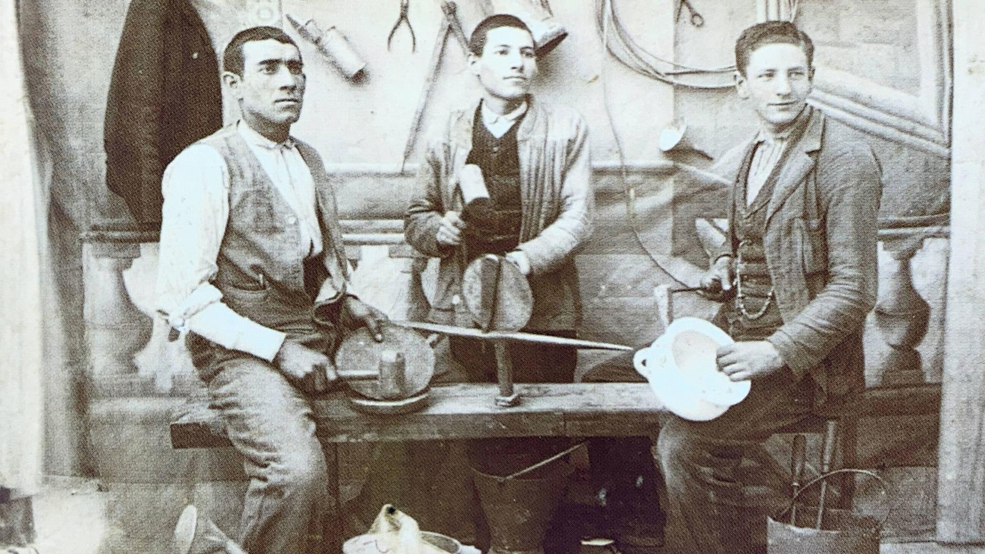 Taller de hojalateros de Ftero, 1904. Es una de las imágenes cedidas para la publicación. Pertenece a la colección particular