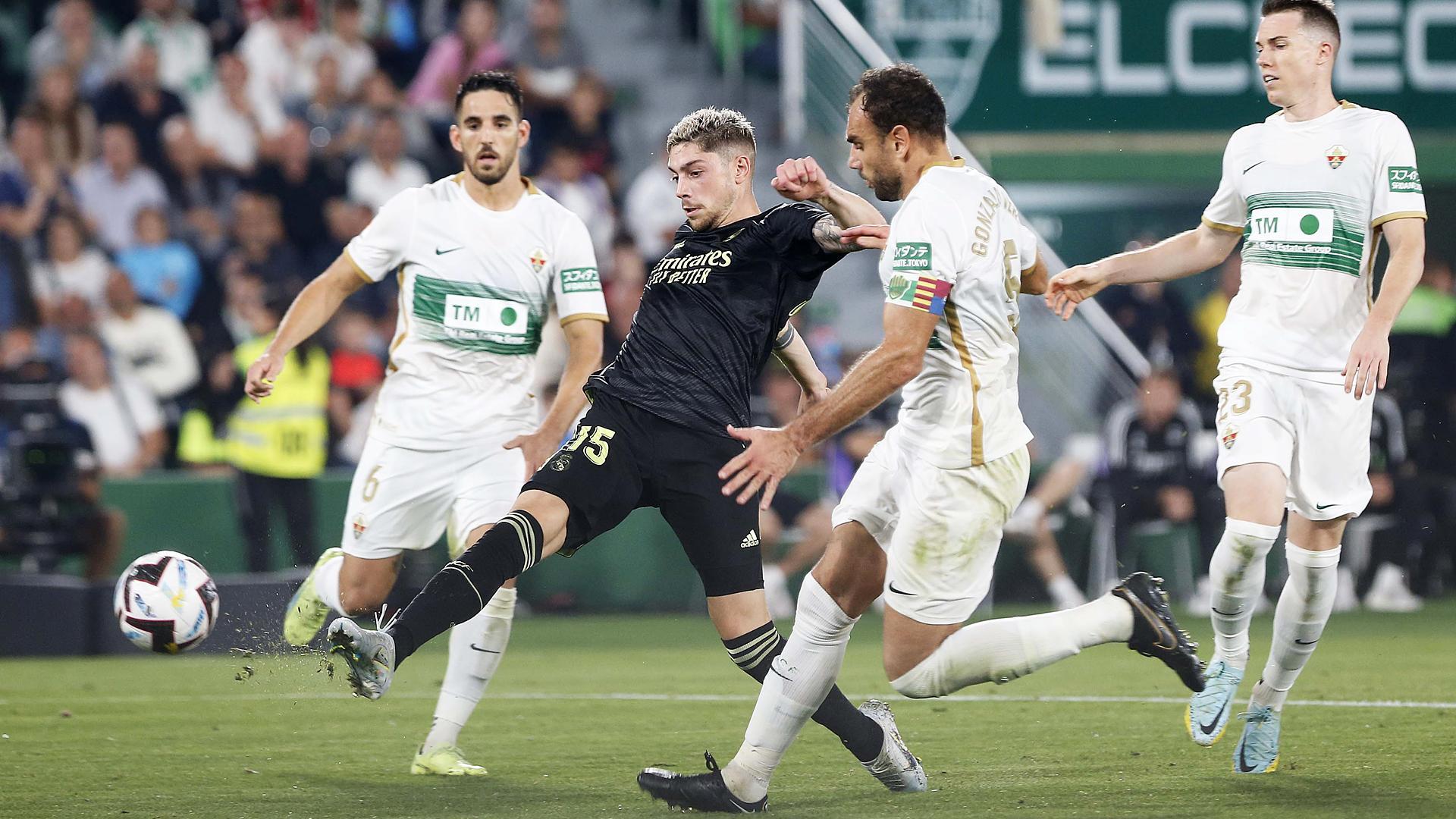 Valverde dispara entre dos rivales del Elche para anotar el primer tanto del encuentro