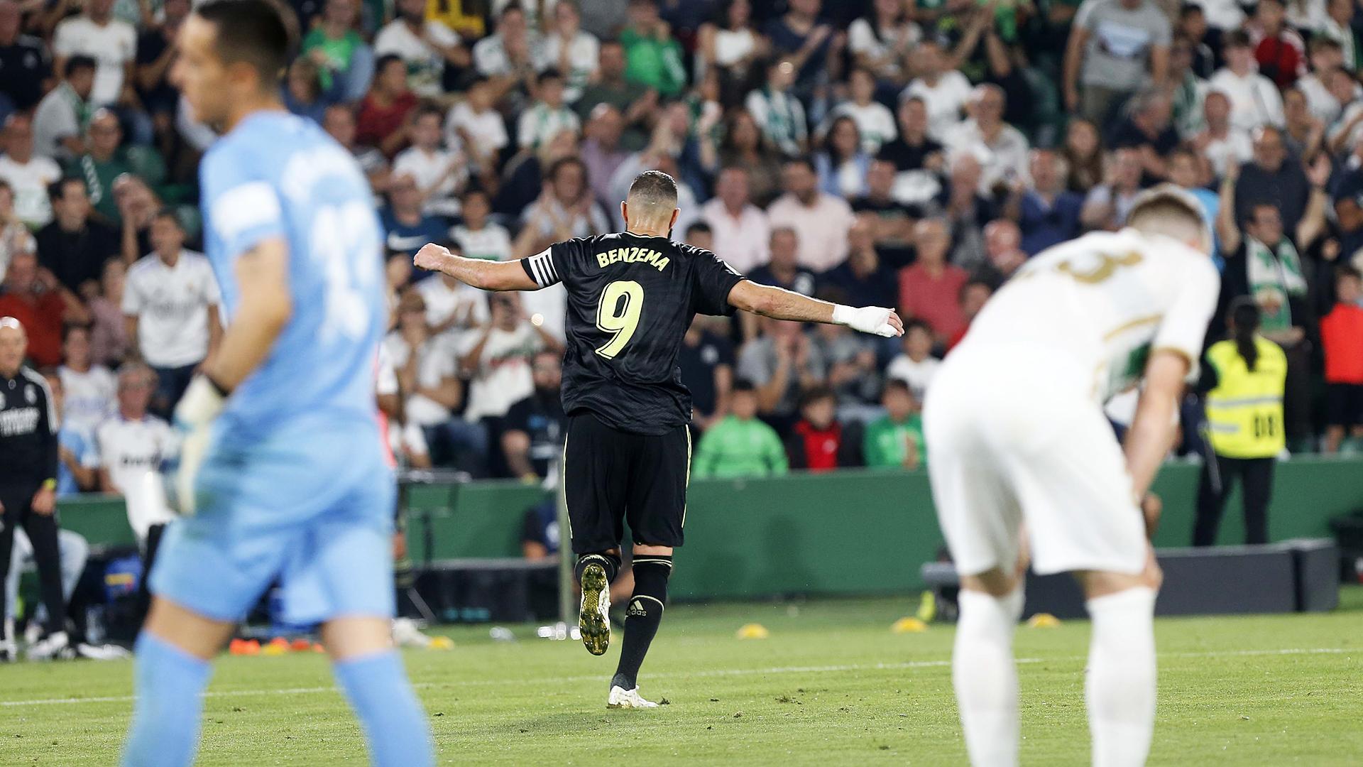 Karim Benzemá celebra su tanto ante la desolación de los jugadores del Elche