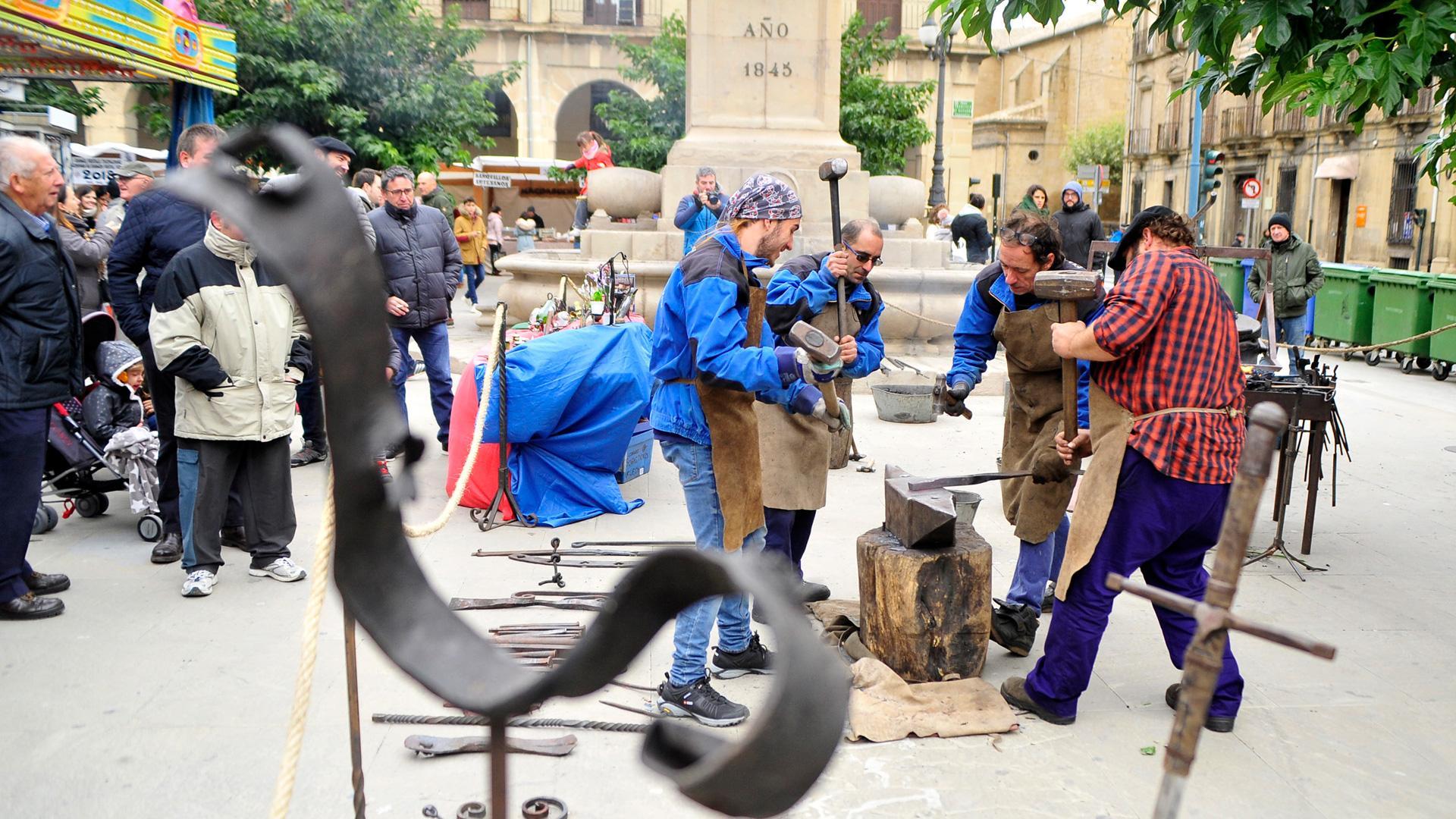 Artesanos de la forja realizan una demostración de su trabajo en la plaza de Navarra, en el transcurso de las ferias de octubre de años anteriores