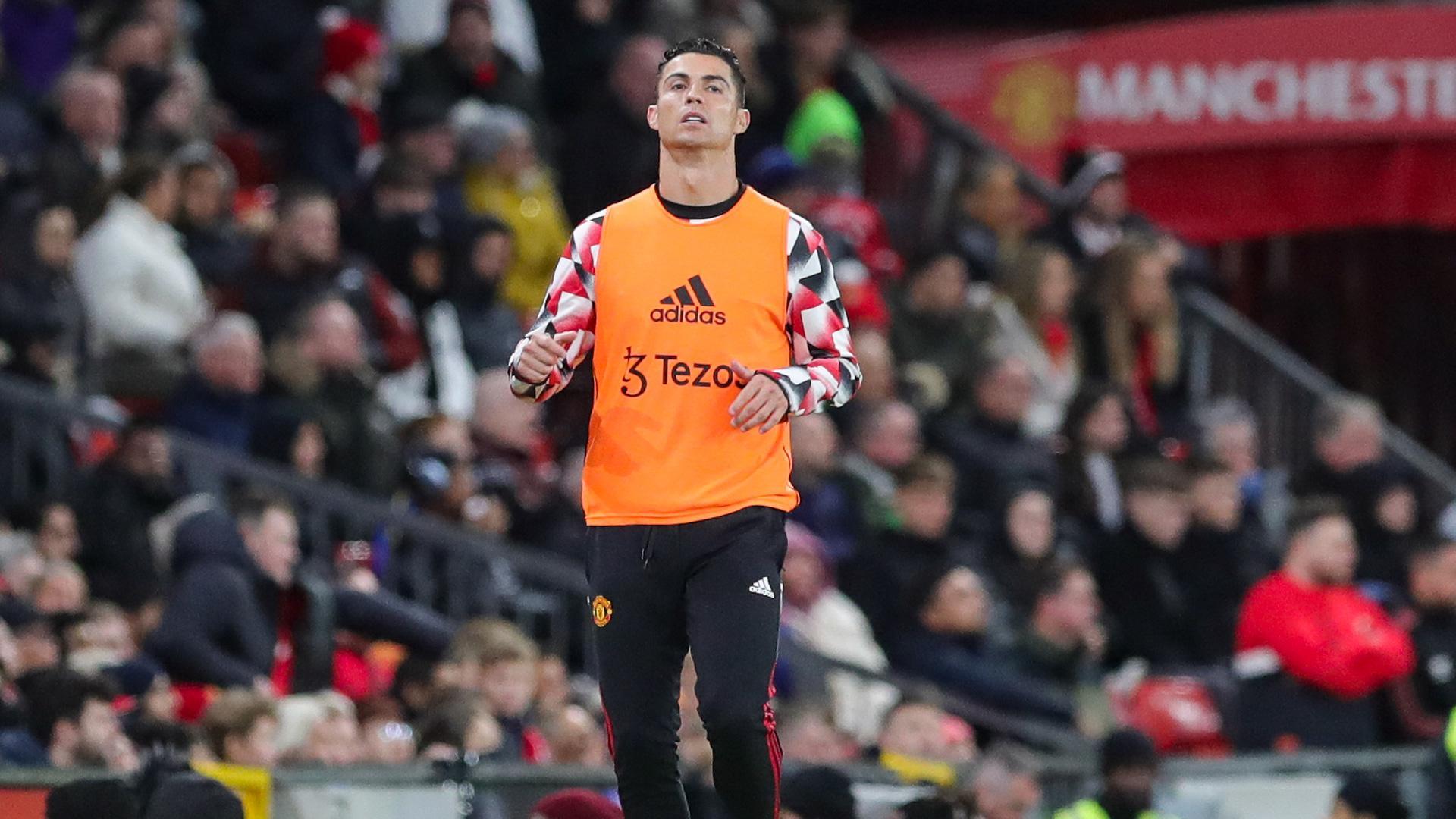 Cristiano Ronaldo calentando con el peto de suplente