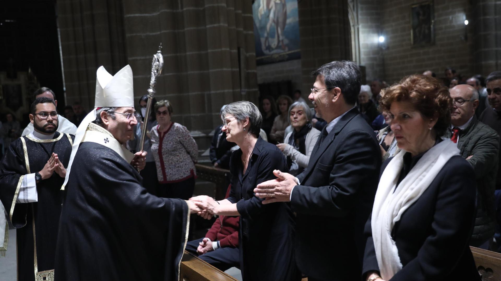 El arzobispo Francisco Pérez saluda a Sandra y Sergio, los padres de Renato Nahuel Bettini.