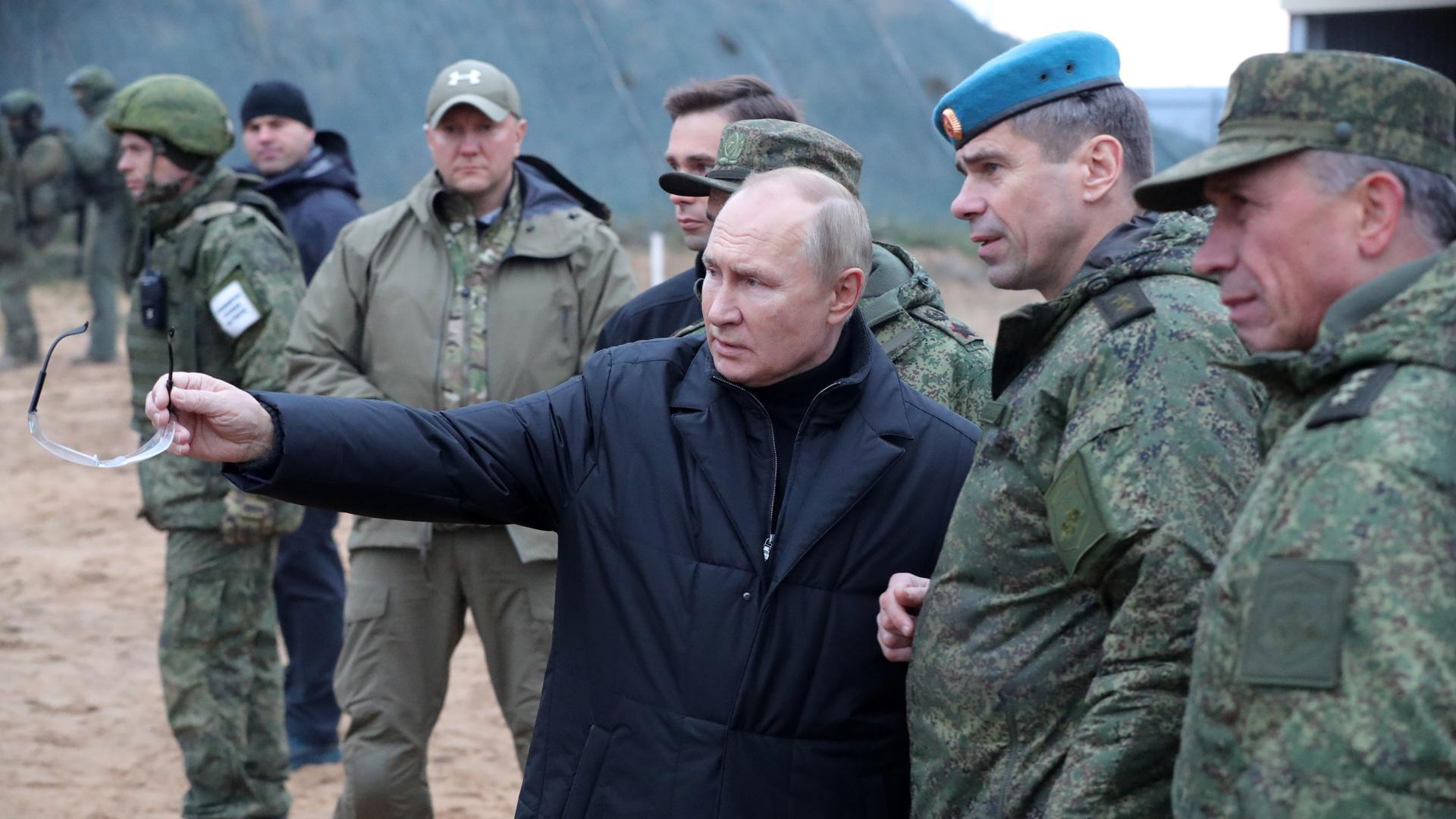El presidente ruso Vladimir Putin inspecciona el progreso del entrenamiento de los militares movilizados para la guerra en Ucrania