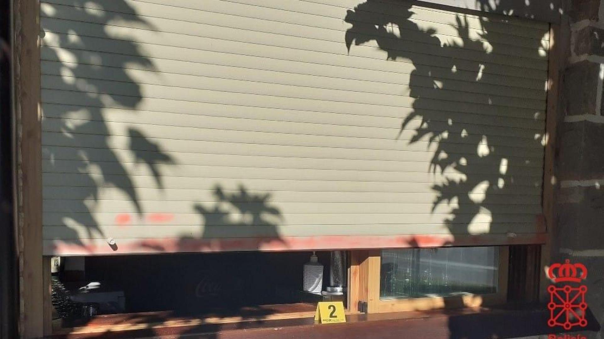 Persiana forzada de la que se extrajo la huella que permitió detener al autor del robo en un club deportivo de Tafalla