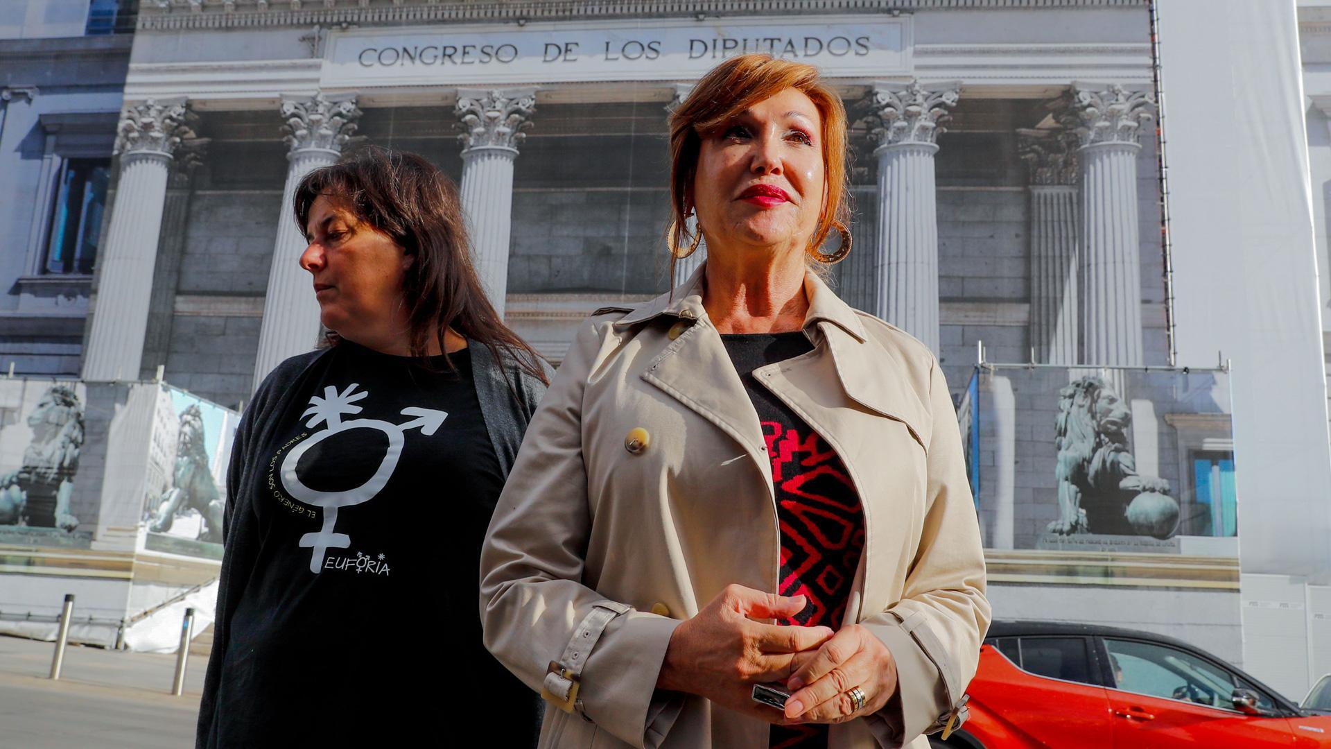 La presidenta de la Plataforma Trans, Mar Cambrollé (d) y la presidenta de Euforia, Natalia Aventín, explican los motivos por los que se movilizarán este sábado por el retraso en la tramitación de la ley trans