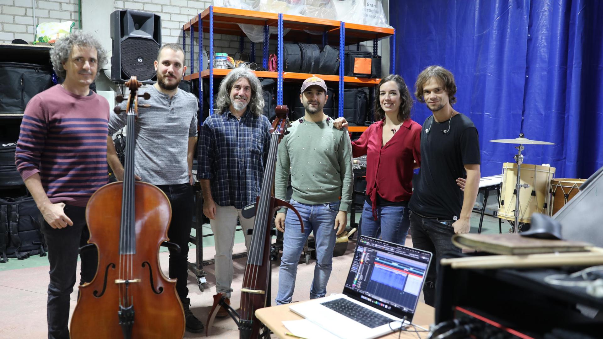 Desde la izquierda: Harkaitz Martínez de San Vicente, de Oreka TX, Iván Carmona, fundador de Suakai, Mikel Ugarte, de Oreka TX, Josu Erviti, batería de Suakai, Claudia Osés, fundadora de Suakai, y Eric Deza, guitarrista de Suakai