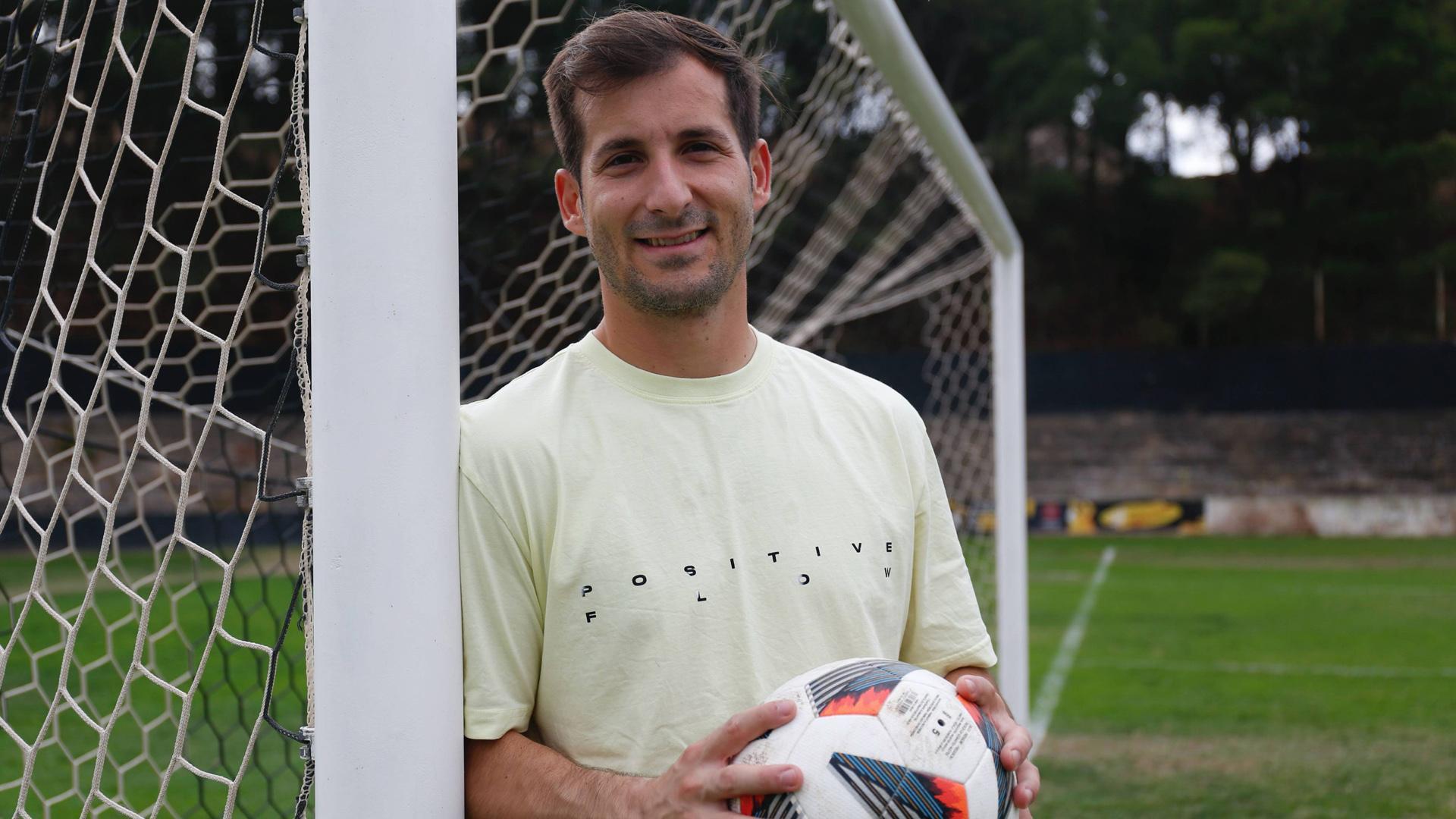 Eduardo De Prados Orradre posa con un balón en la portería del Estadio Municipal de Tudela