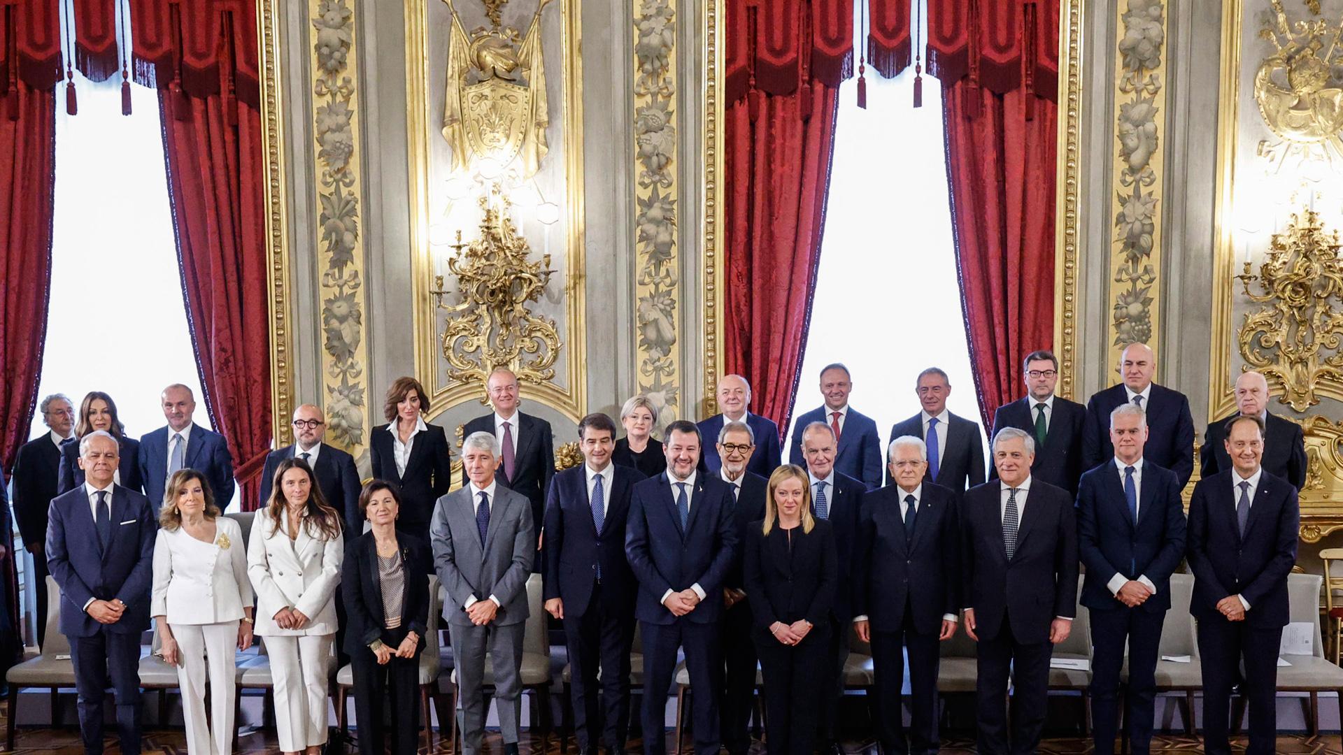 La líder de Hermanos de Italia, Giorgia Meloni, nueva primera ministra del país, y su equipo de gobierno