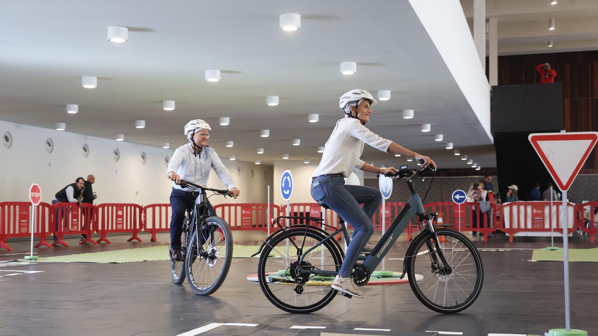 La Presidenta Chivite y el consejero Ciriza realizan el circuito en bicicleta