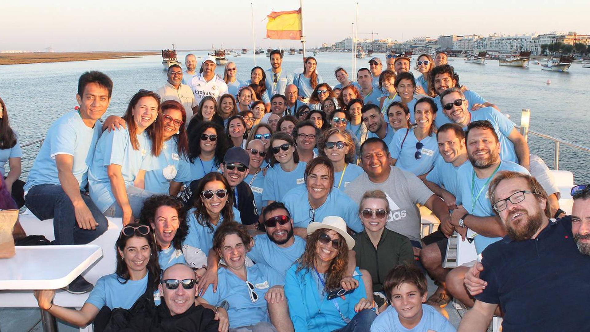 En la Ruta Quetzal de 1993 navegamos por el océano Atlántico entre Lisboa y la isla de Guadalupe (Antillas francesas) durante siete días a bordo el ‘Guanahani, JJ Sister’, un buque de la marina española. En este reencuentro, 29 años después, emulamos aquella navegación en un catamarán en la desembocadura de los ríos Odiel y Tinto, por las marismas donde se enmarean, antes de desembocar en las mismas aguas que vieron zarpar a las tres carabelas de Colón en agosto de 1492. En la imagen, los expedicionarios sonreímos a la vida