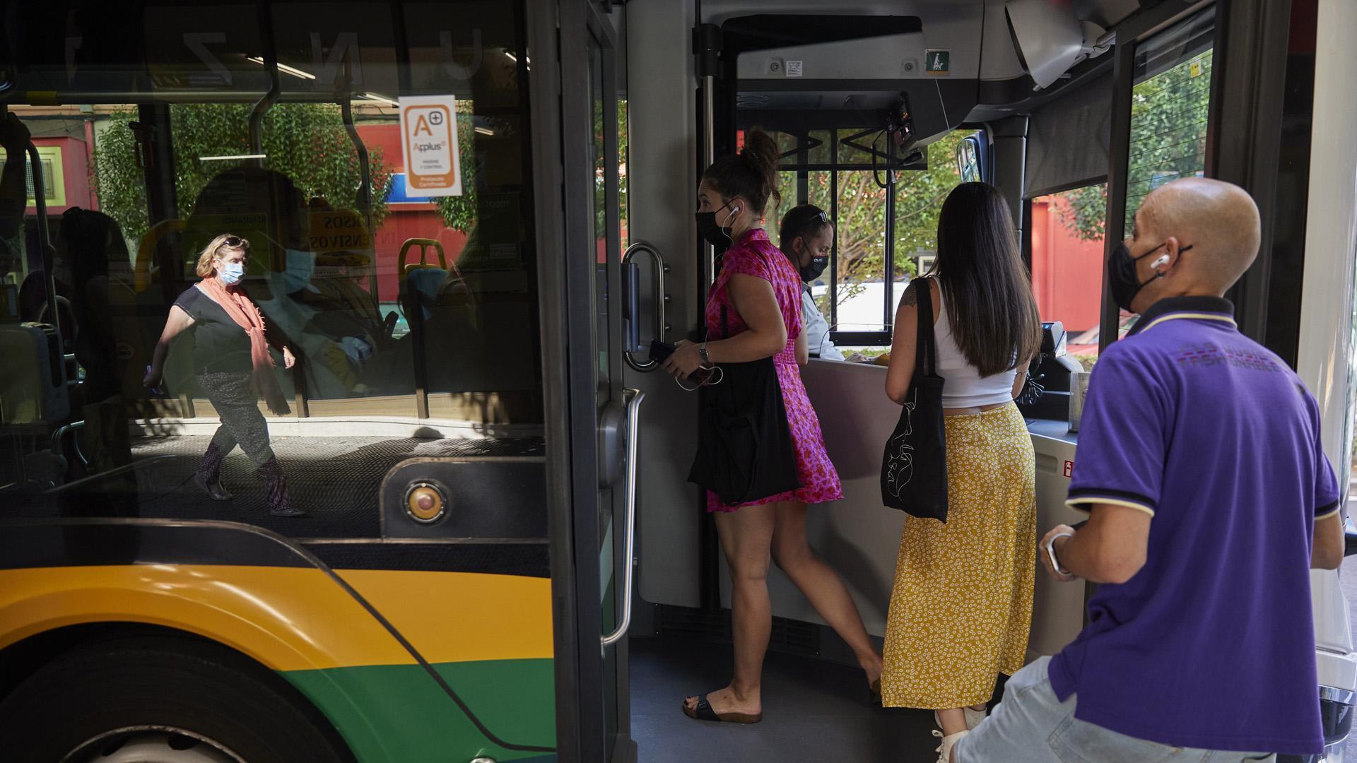 Un grupo de viajeros sube a un autobús de la línea 4 hace unos días