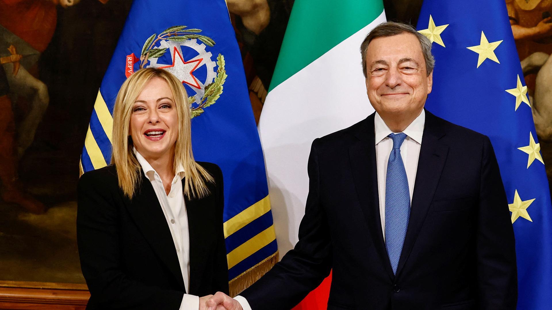 La nueva primera ministra de Italia, Giorgia Meloni, en el traspaso de poderes con su predecesor, Mario Draghi