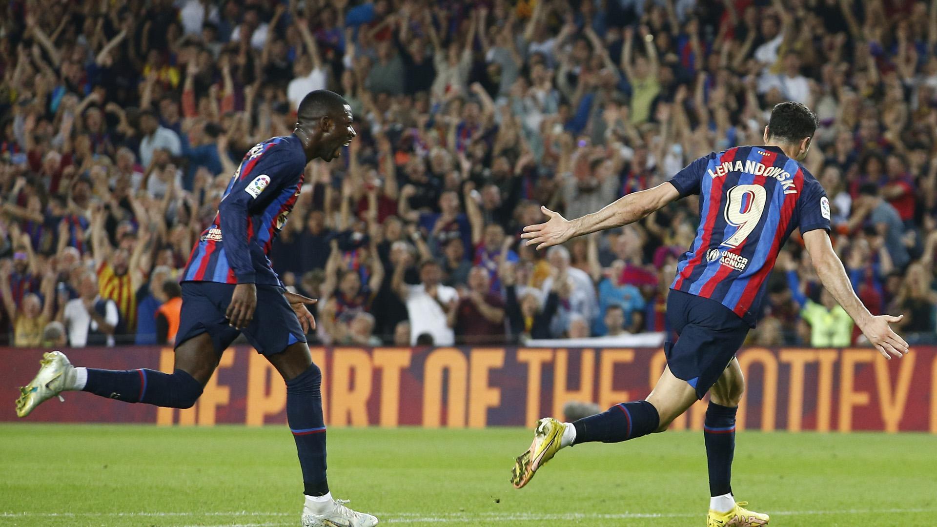 Dembélé y Lewandowski celebran el tercer gol del Barcelona