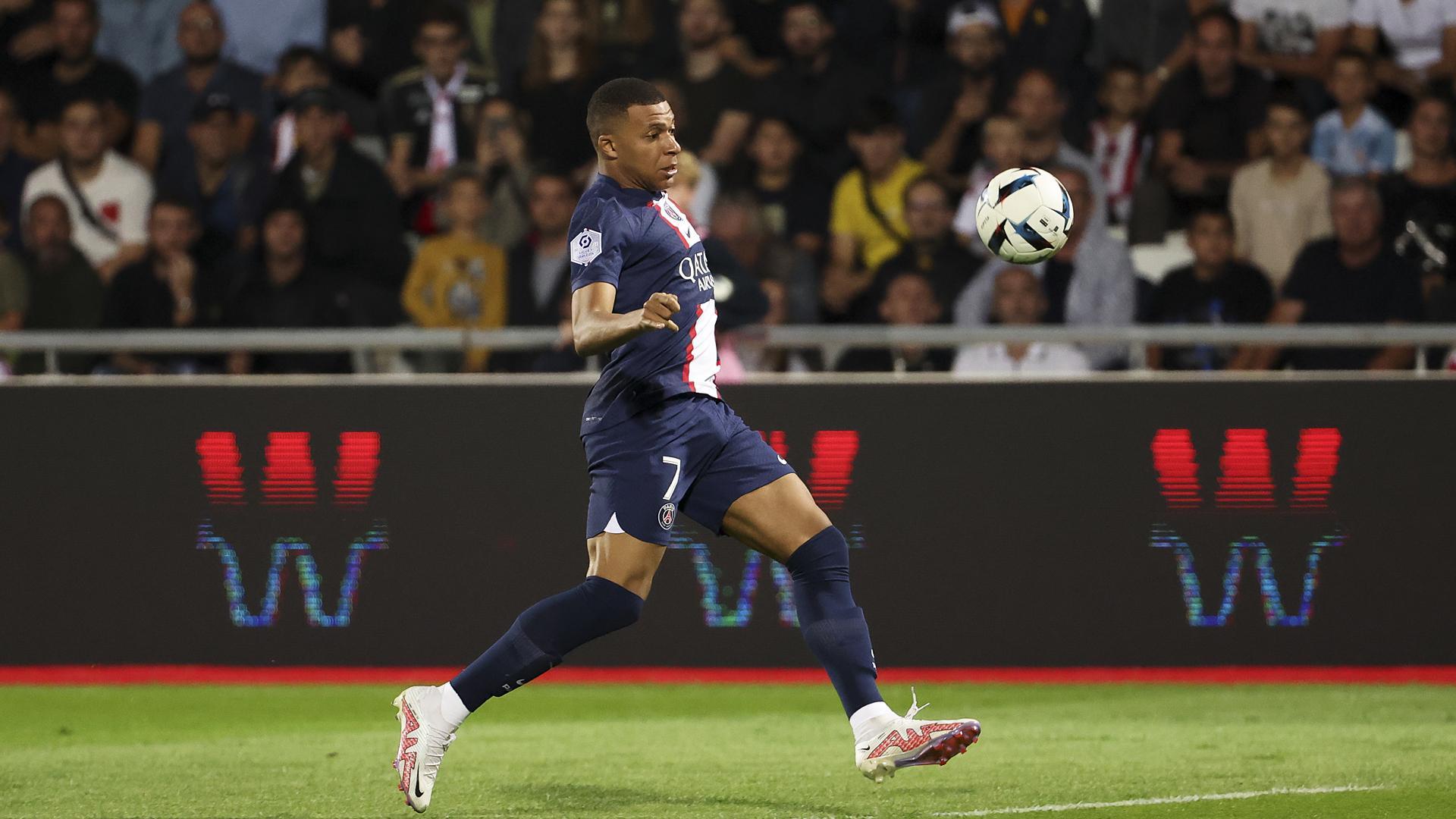 Kylian Mbappe controla el balón durante el choque del PSG contra el AC Ajaccio (ACA)