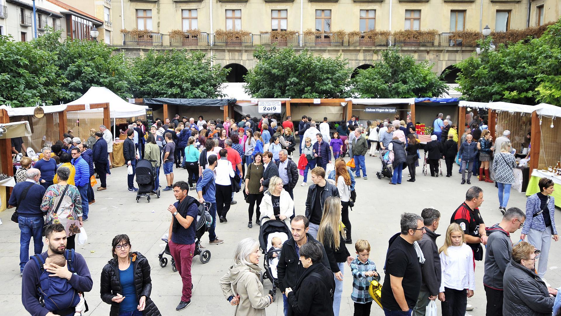 Aspecto que presentaba la plaza de Navarra al mediodía en la Feria de Alimentación y Artesanía