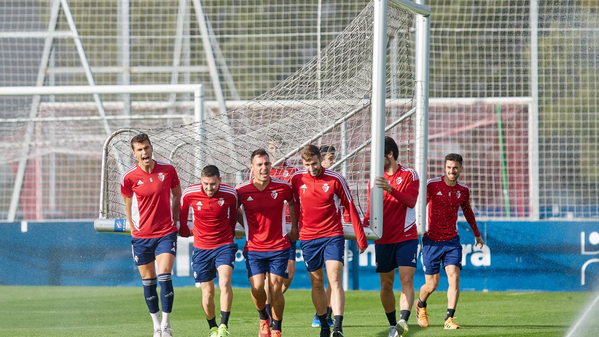 Lucas Torró, Moi Gómez, Unai García, Moncayola y Juan Cruz, en primer término ayer en Tajonar. Al fondo, Kike Barja