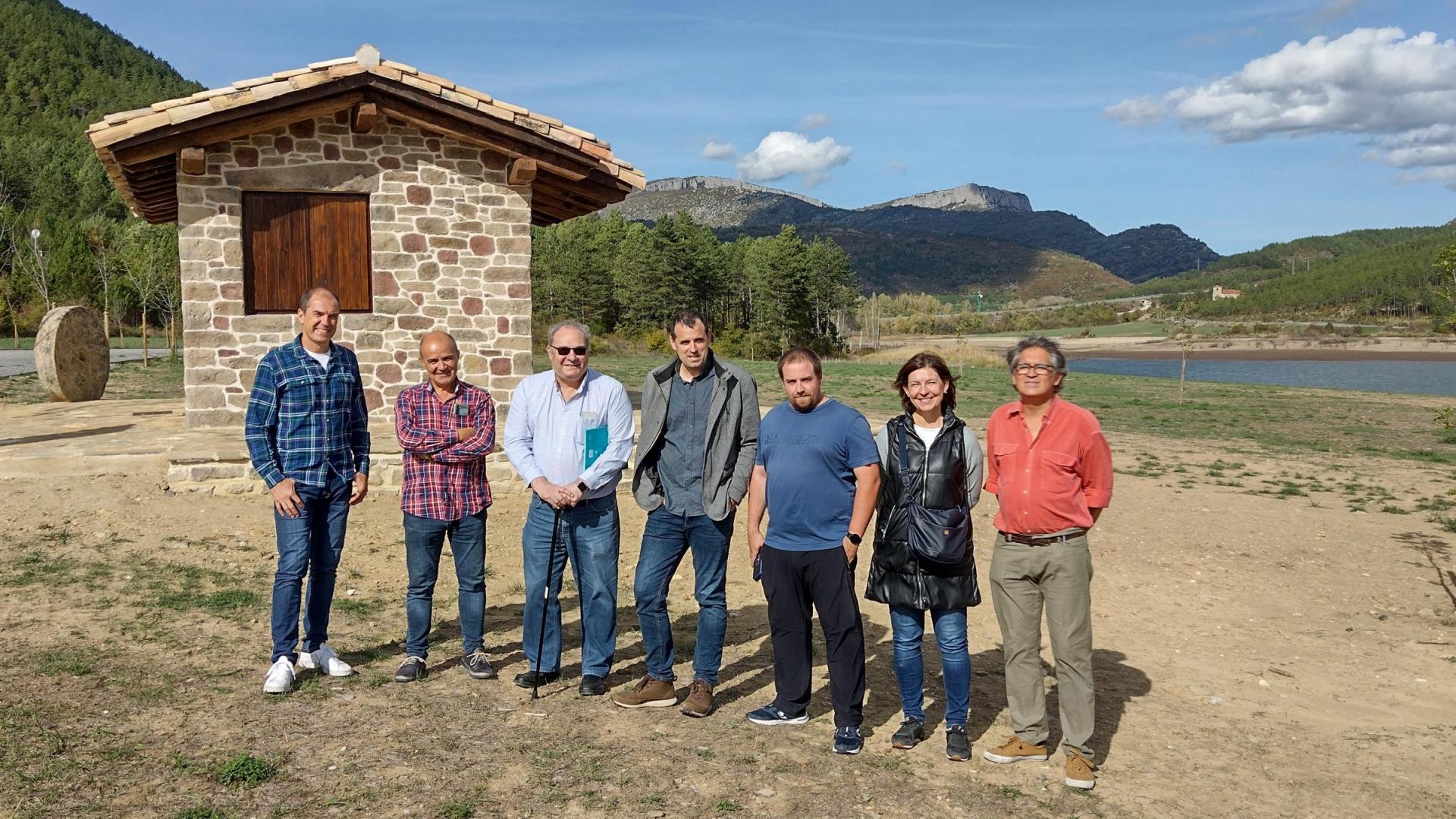De izda. a dcha.: Carlos García, de Cederna Garalur; Joaquín Ojer, representante de Idoi Construcción Sostenible SL; Agustín González, director de obra de Moncaval Soluciones Ingeniería S.L.; Rubén Goñi, dtor. general de Proyectos Estratégicos (DGPE); Javier Idiazabal, presidente del Concejo de Nagore; Idoia Alfaro, tca. de la DGPE, y Pablo Díez, jefe de Sostenibilidad e Información de la DGPE.