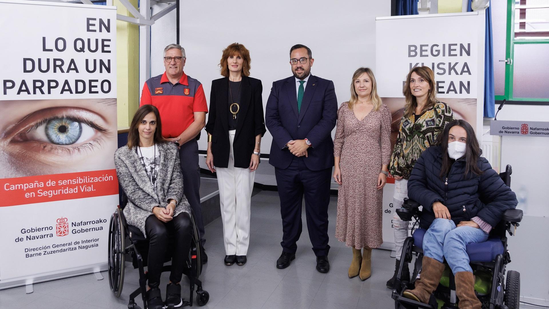 Foto de grupo del vicepresidente Javier Remírez con participantes en la campaña de educación vial 'En lo que dura un parpadeo'
