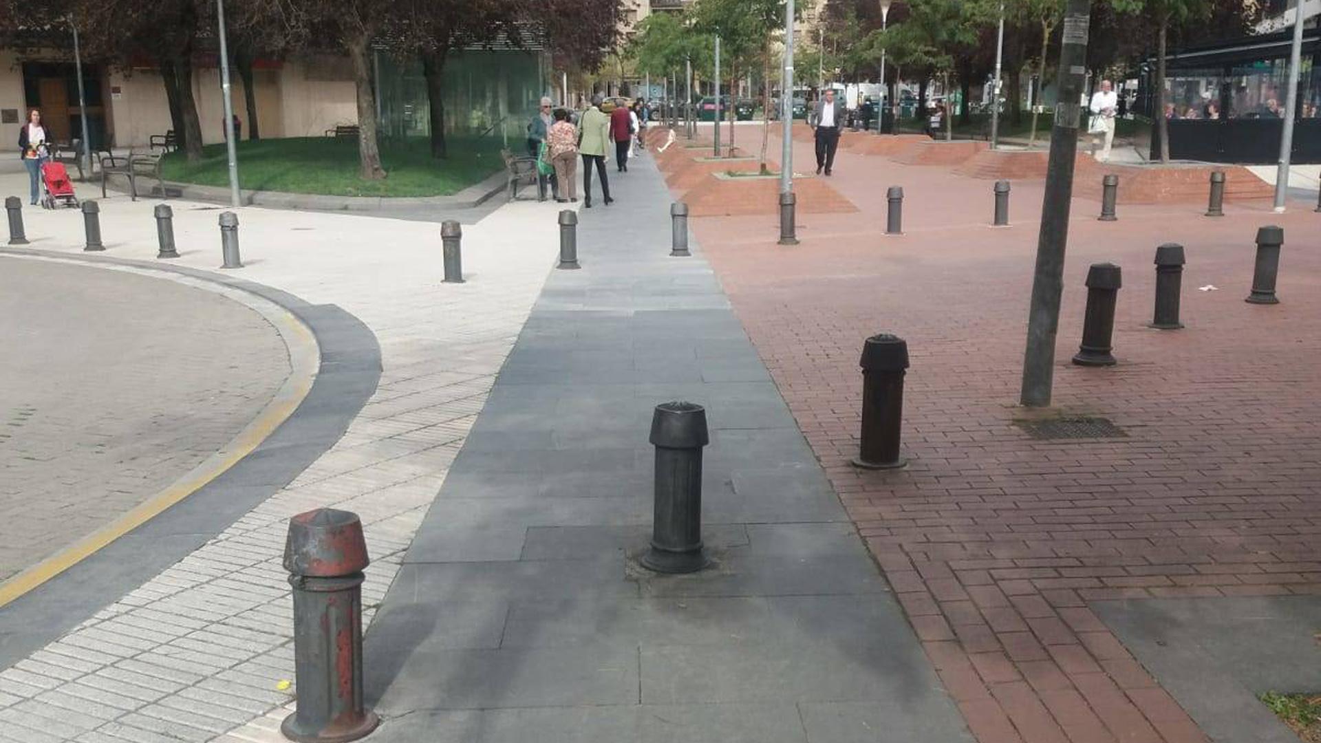 Los bolardos de la Plaza Obispo Irurita que un vecino tilda de peligrosos