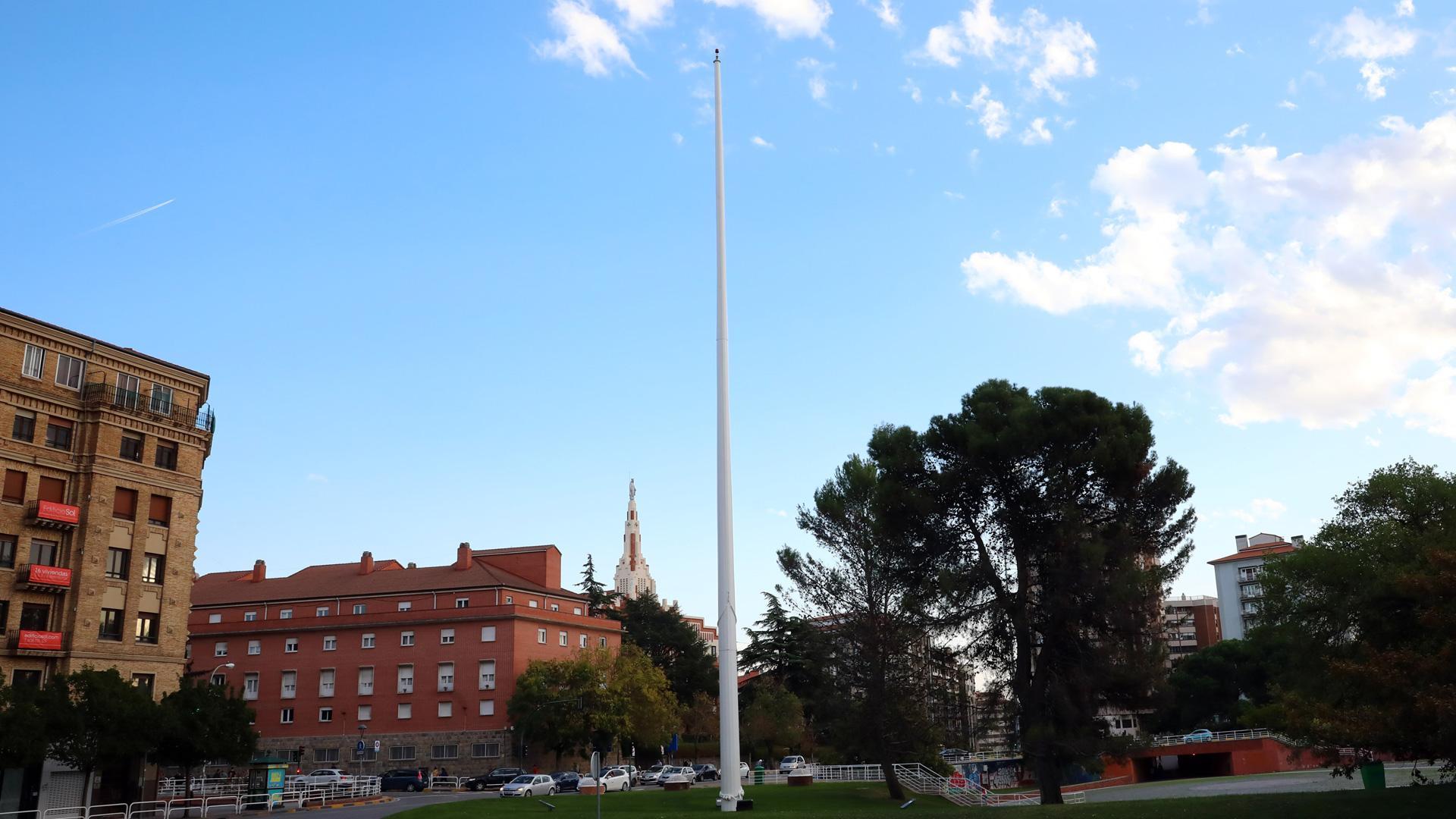La bandera de Navarra arriada en la plaza de los Fueros