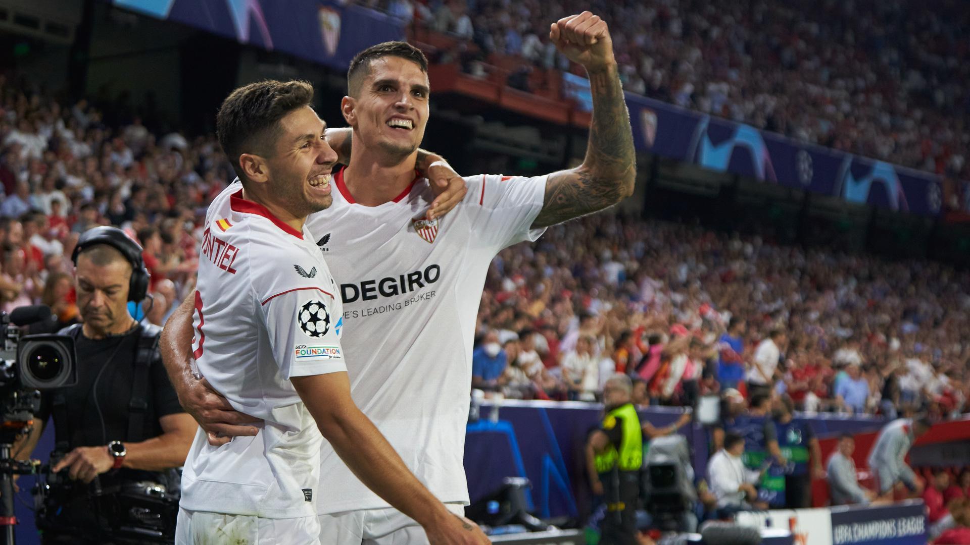 Montiel y Lamela celebran uno de los goles al Copenhague