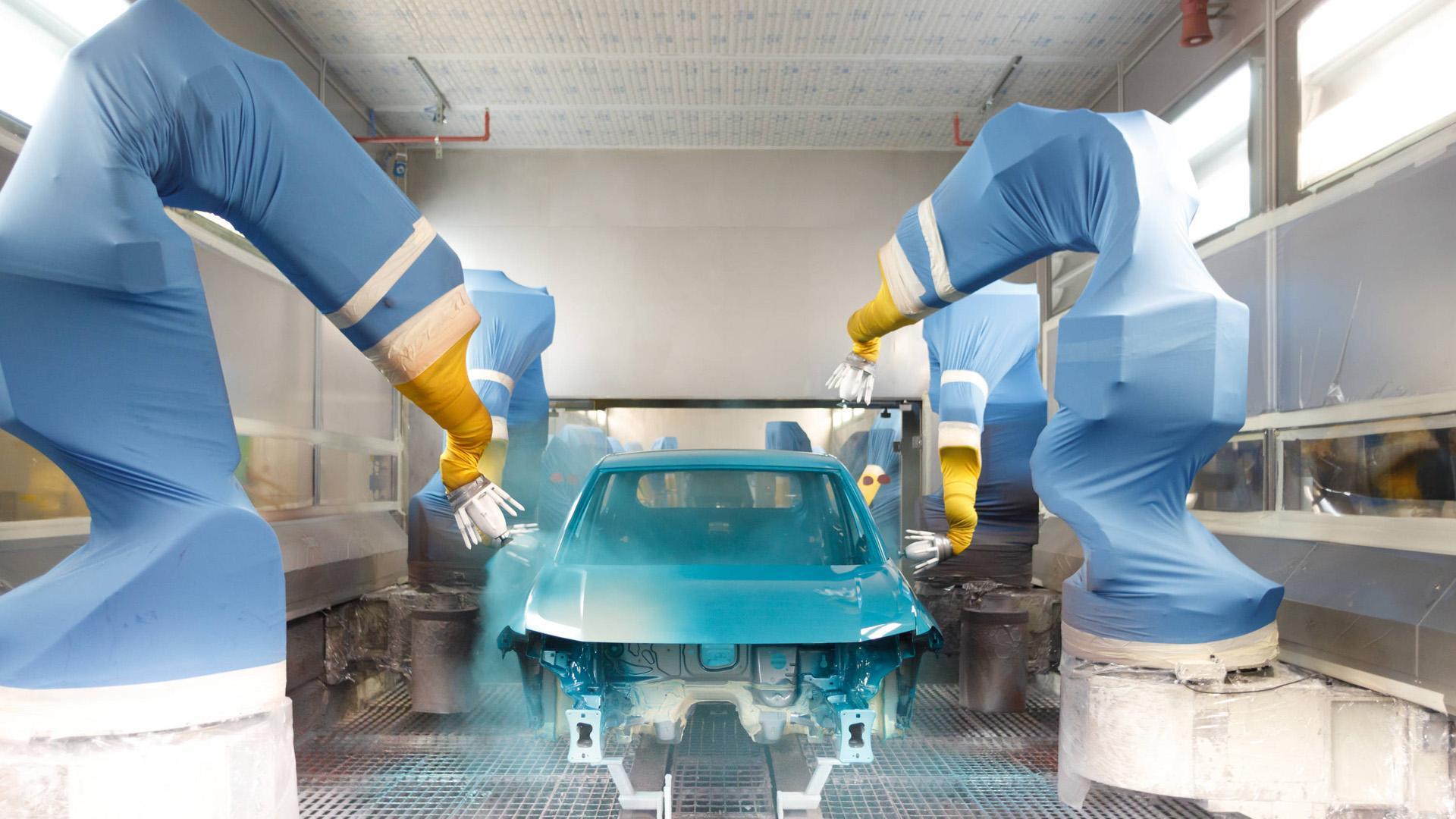 Varios robots pintan una carrocería en las instalaciones de Volkswagen Navarra