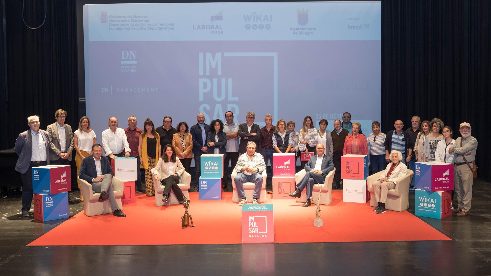 El alcalde de Milagro, José Ignacio Pardo, y el consejero Bernardo Ciriza, sentados en el centro de la imagen y rodeados del resto de participantes en ‘Impulsar Navarra’