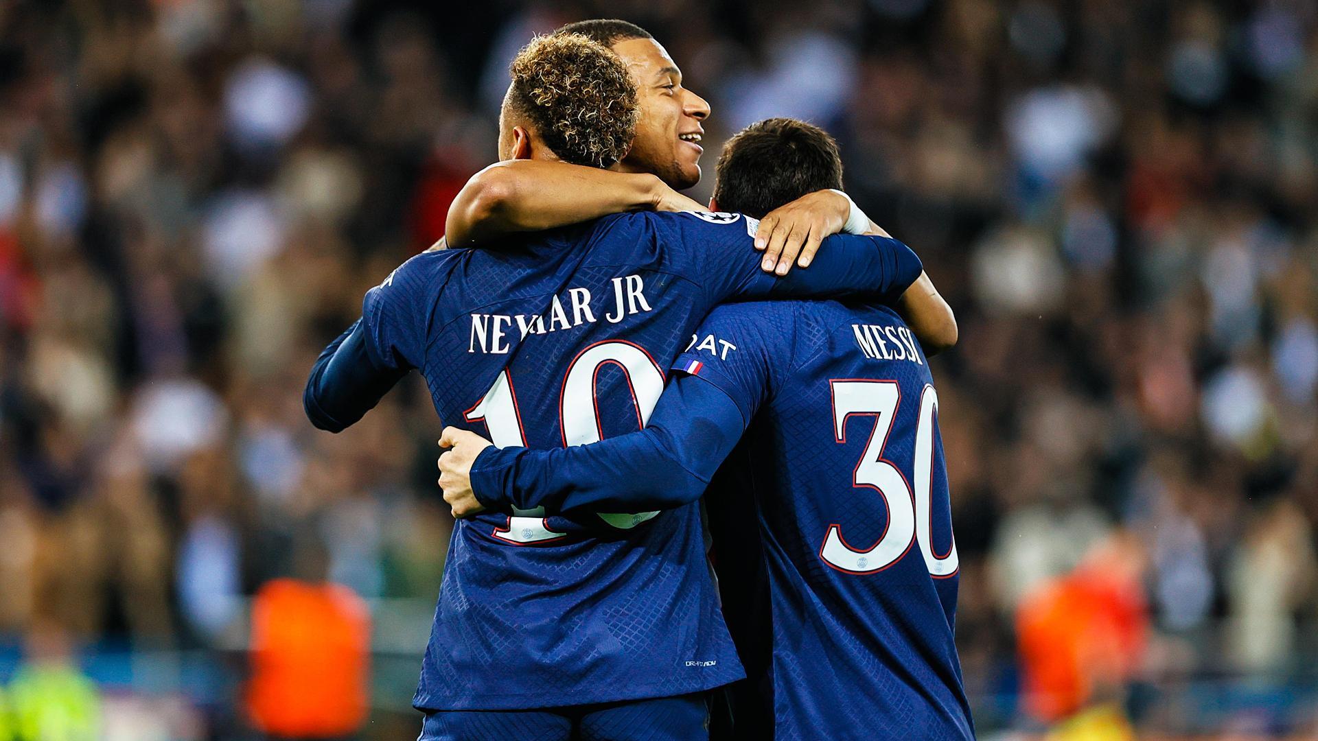 Los delanteros del PSG Neymar, Mbappe y Messi celebran un tanto