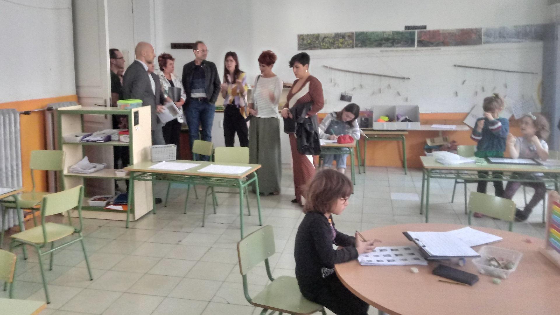 Un momento de la visita de los parlamentarios al Colegio Público de San Francisco, en el Casco Viejo de Pamplona