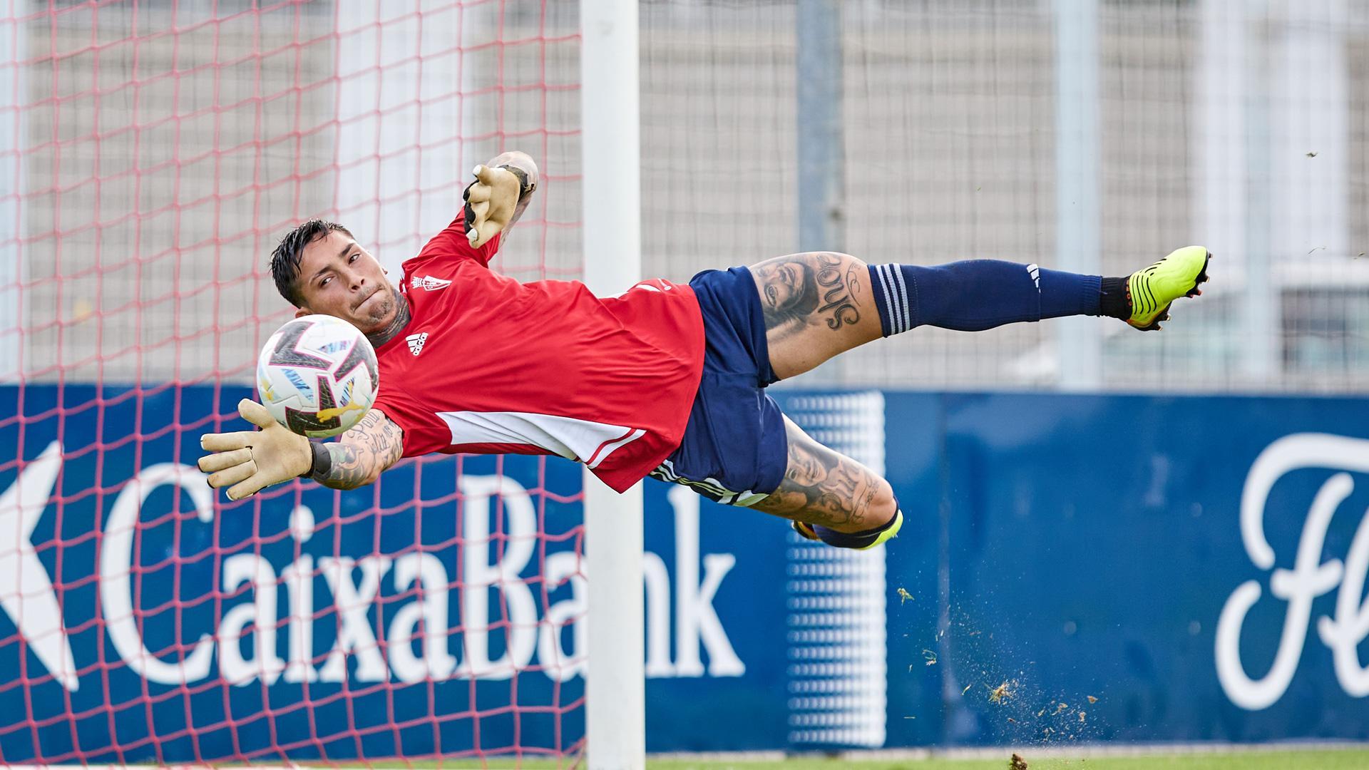 Chimy Ávila detiene un balón durante un entrenamiento en Tajonar