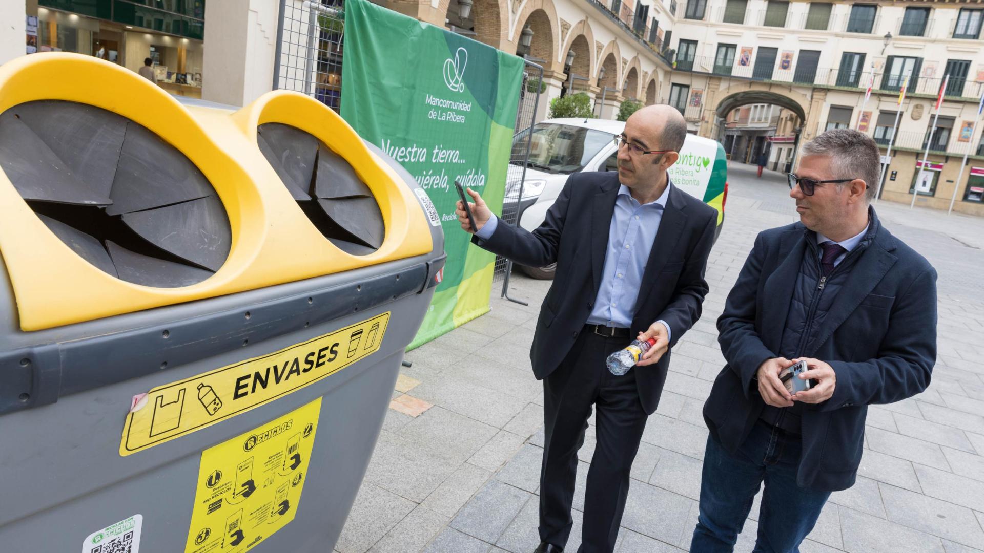 De izda. a dcha.: Fernando Blázquez y Fernando Ferrer, junto a uno de los contenedores de envases