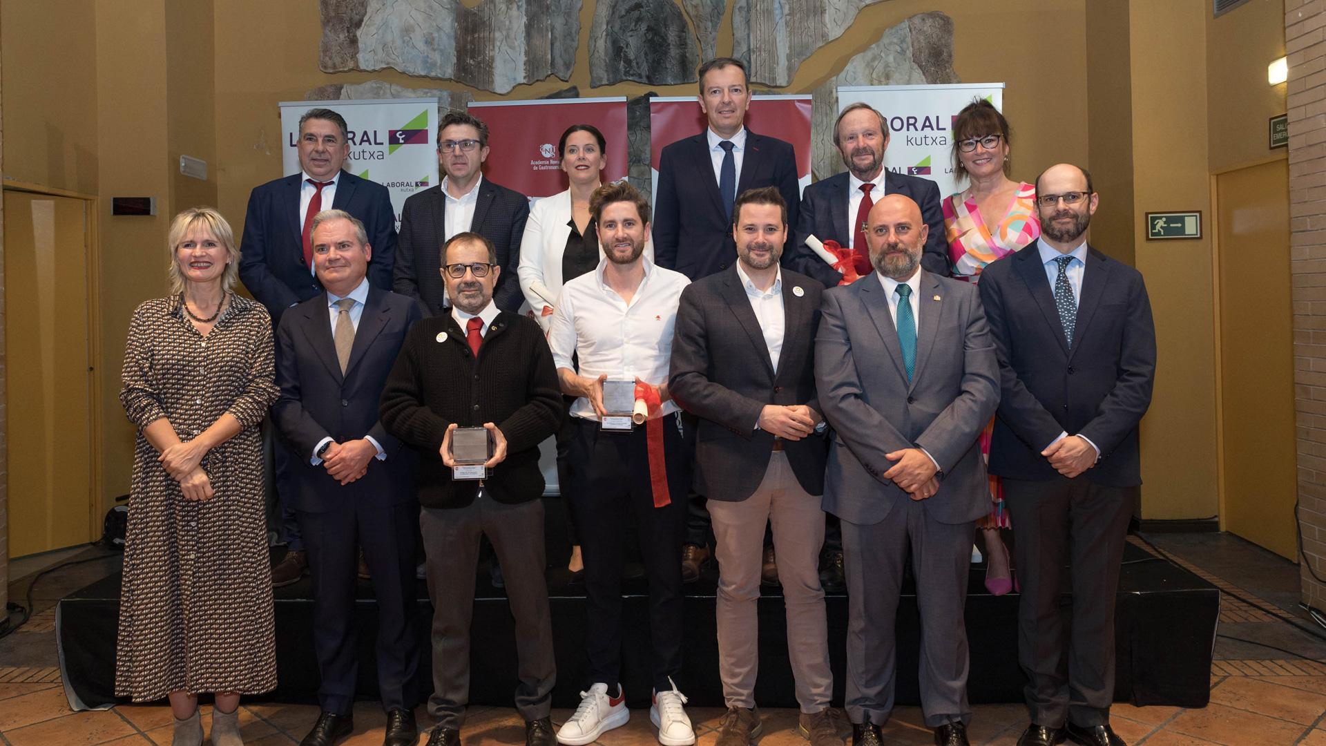 PREMIADOS Y AUTORIDADES Abajo, de izda a dcha., Maitena Ezkutari; Martín Sarobe; los premiados Emilio Garrido (Orden del Volatín) y Leandro Gil; Alejandro Toquero, José Luis Arasti y el consejero del Grupo La Información, editor de Diario de Navarra, Fernando Basarte. Arriba, Manuel Rodríguez (miembro de la Academia Navarra de Gastronomía); Manuel Romero (Laboral Kutxa); la concejal Irune García; Eduardo Elizalde (Laboral Kutxa); Rafael Remírez de Ganuza (Orden del Volatín); y Belén Galindo (responsable de Comunicación del Grupo La Información)