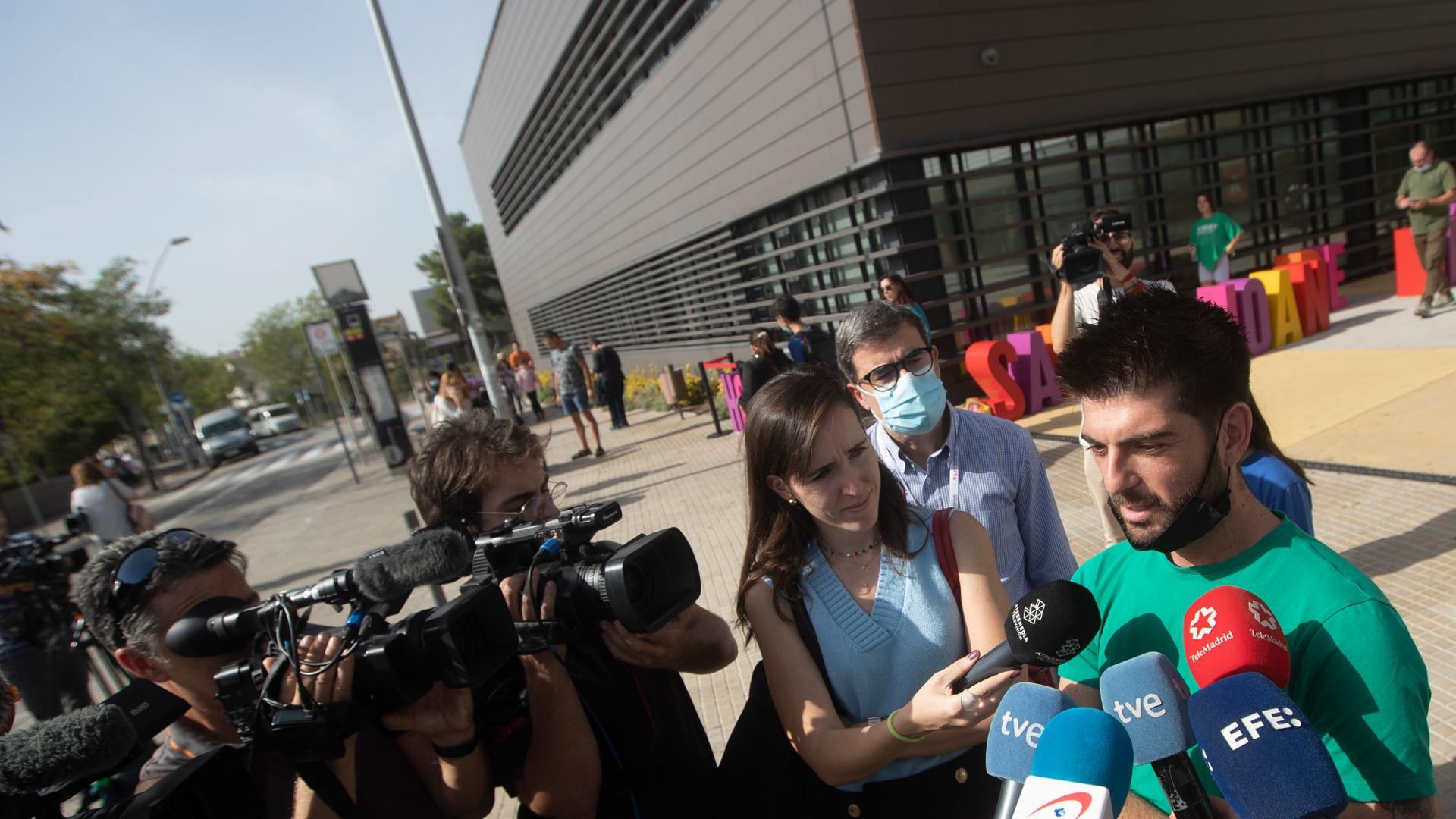 El malagueño Alejandro Romero, padre del pequeño Óliver, el niño de dos años y medio que tiene un tumor cerebral, atiende a los medios para comunicar que el niño ha llegado este miércoles a Barcelona en un avión medicalizado